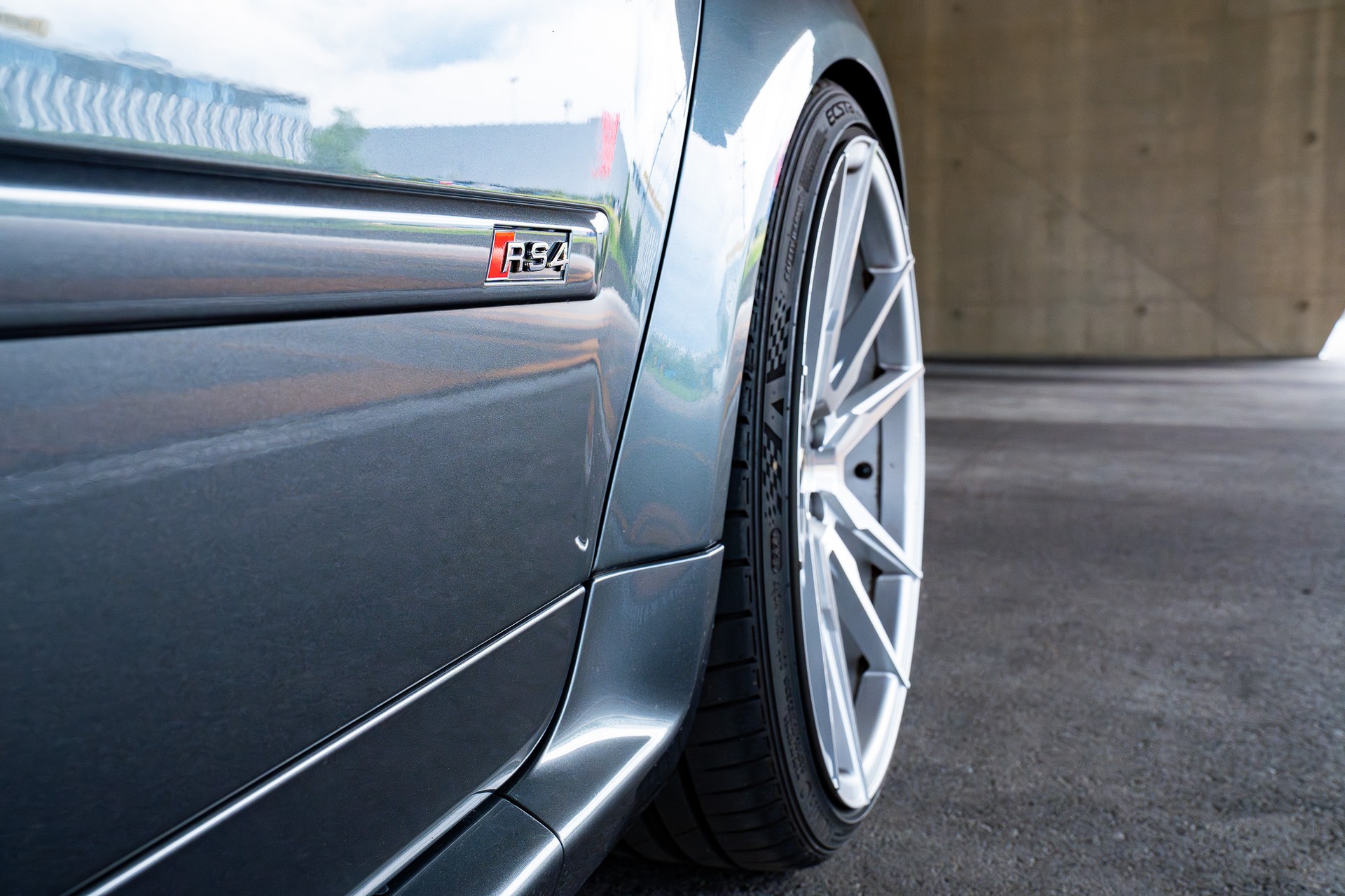 AUDI RS4 Avant 4.2 V8 quattro-image-3