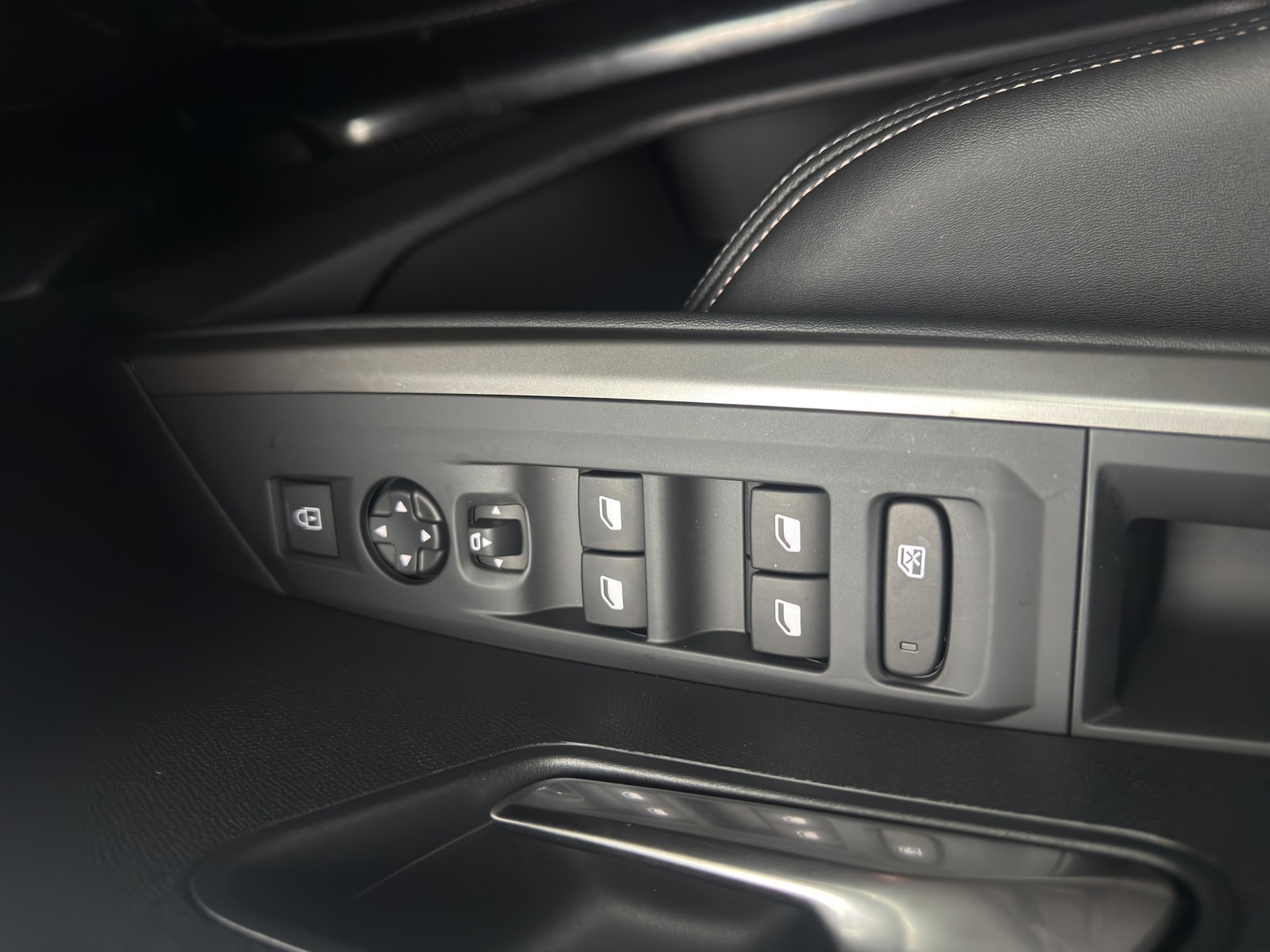 PEUGEOT 3008 145 e-DSC6 Hybrid Allure-image-18