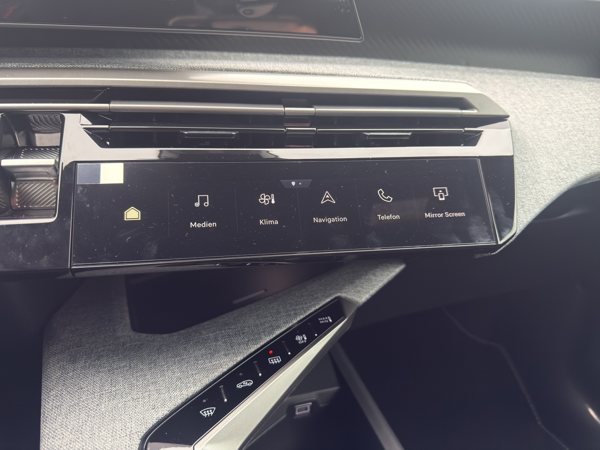 PEUGEOT 3008 145 e-DSC6 Hybrid Allure-image-9