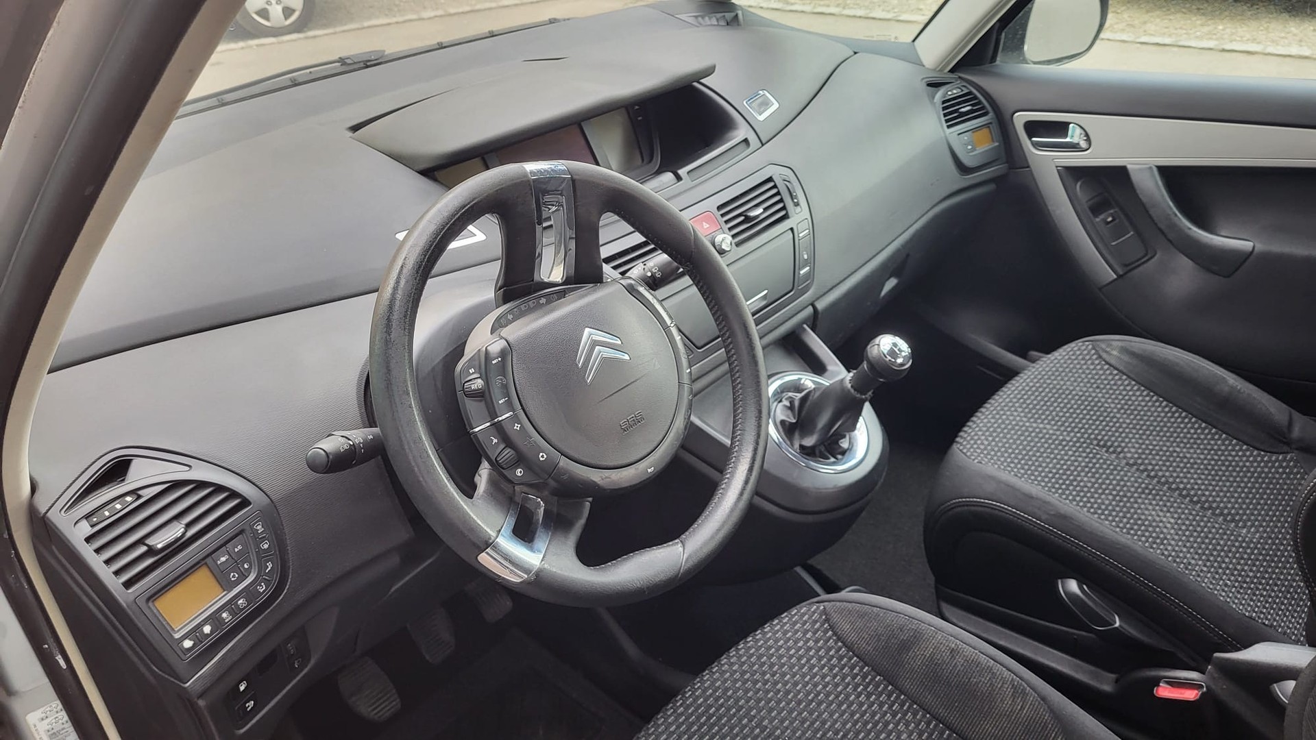 CITROEN C4 Picasso 1.6 HDI 16V Essentiel-image-10