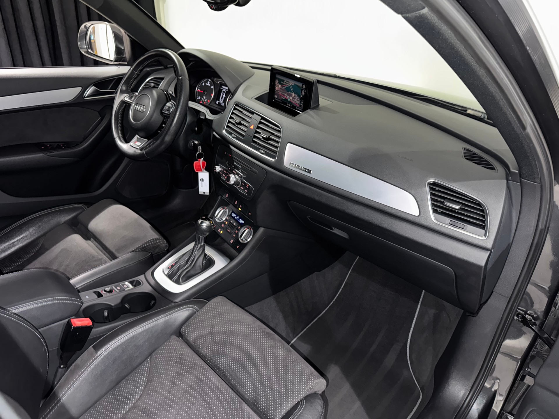 AUDI Q3 2.0 TDI quattro S-tronic | CH |-image-11