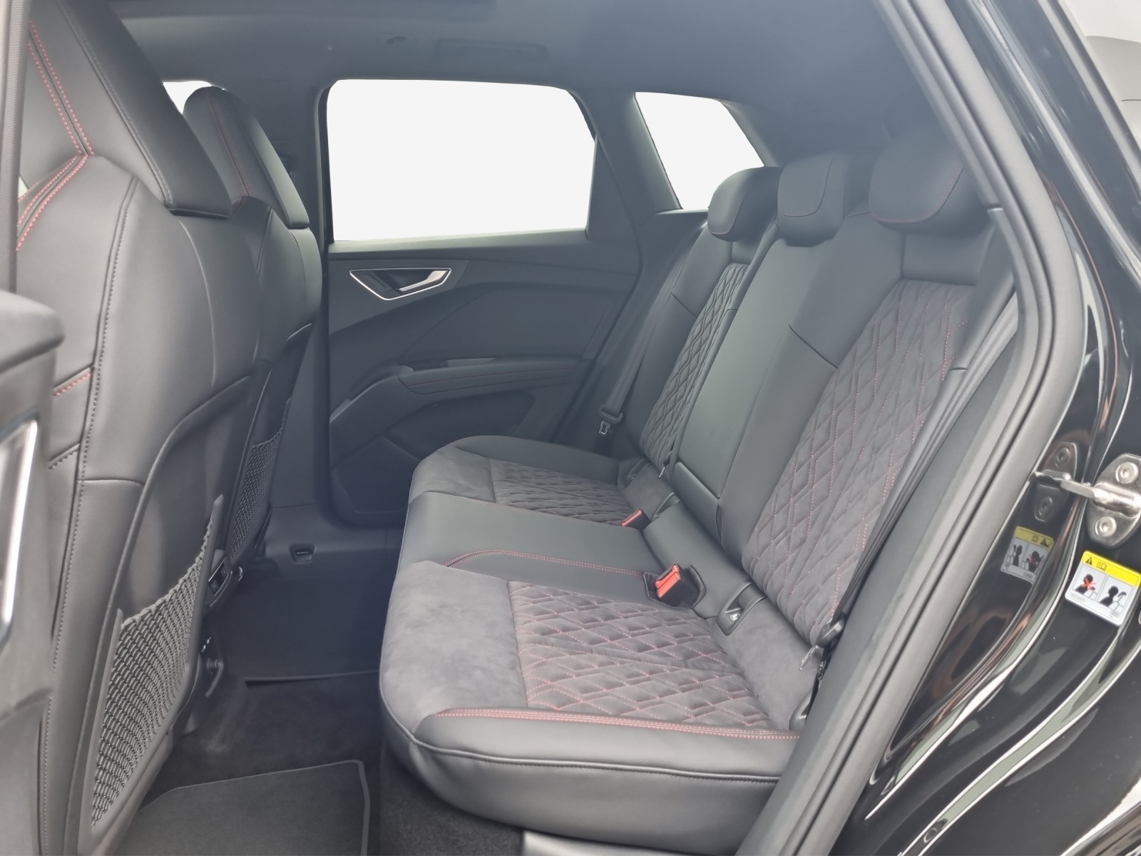 AUDI Q4 e-tron 45 Edition Swiss Ski quattro-image-11
