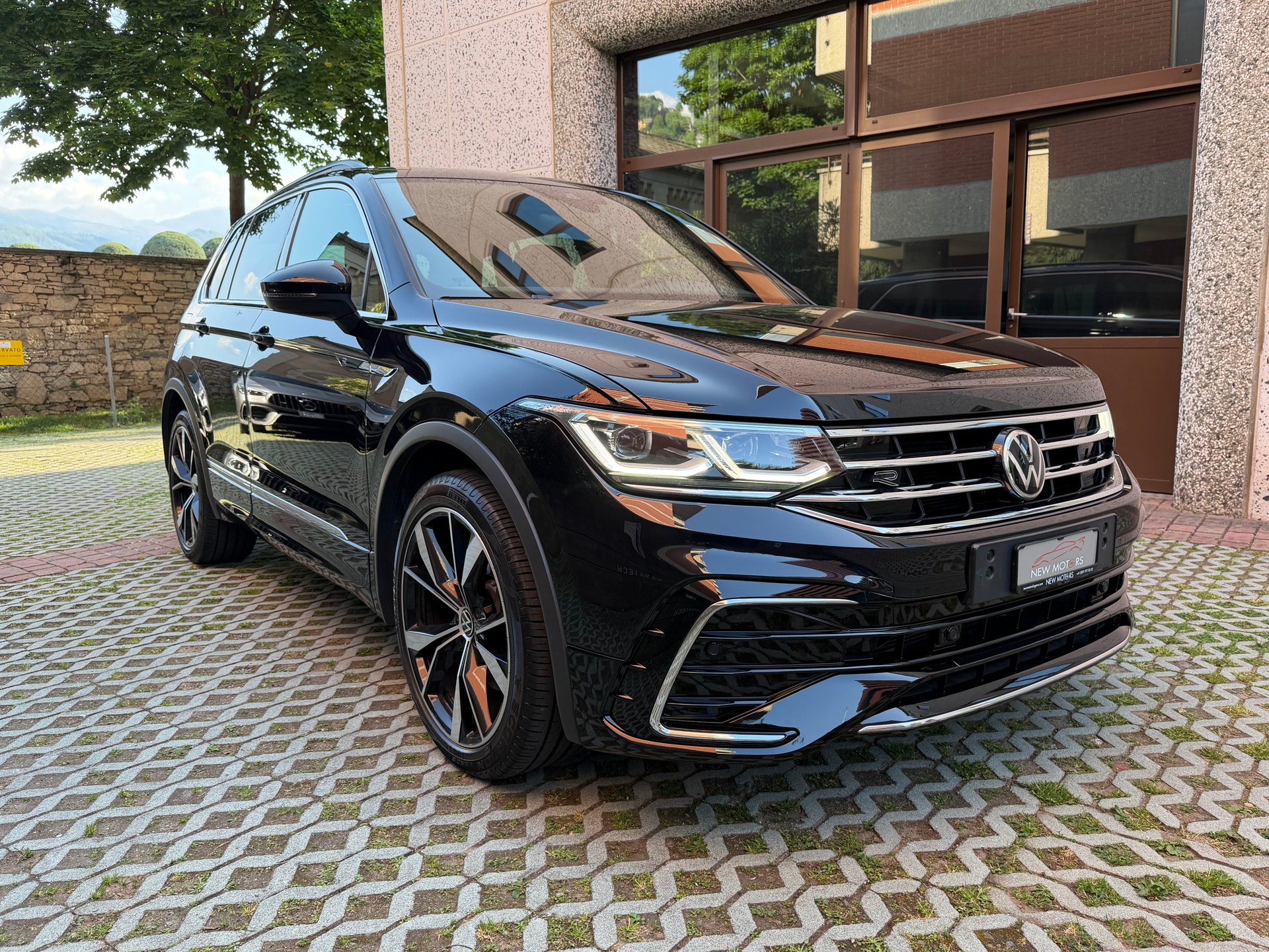 VW Tiguan 2.0TSI R-Line 4Motion DSG-image-2