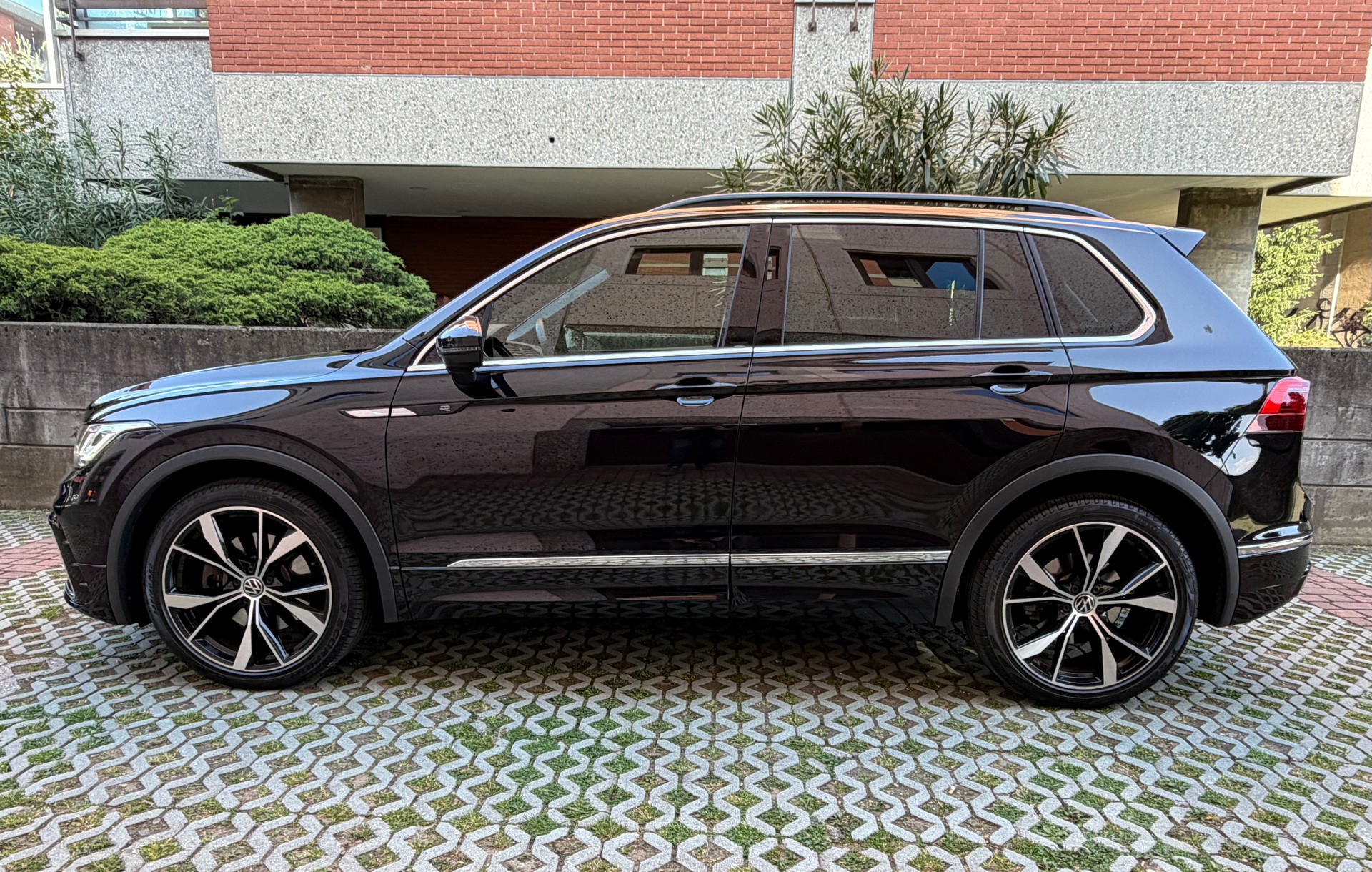 VW Tiguan 2.0TSI R-Line 4Motion DSG-image-5