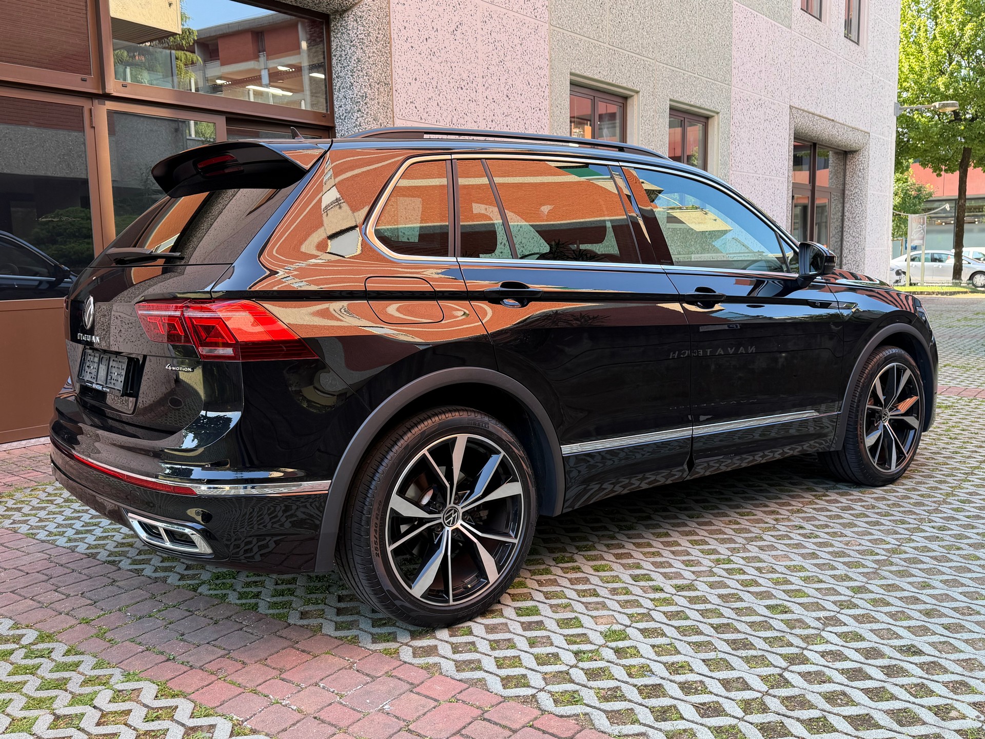 VW Tiguan 2.0TSI R-Line 4Motion DSG-image-3