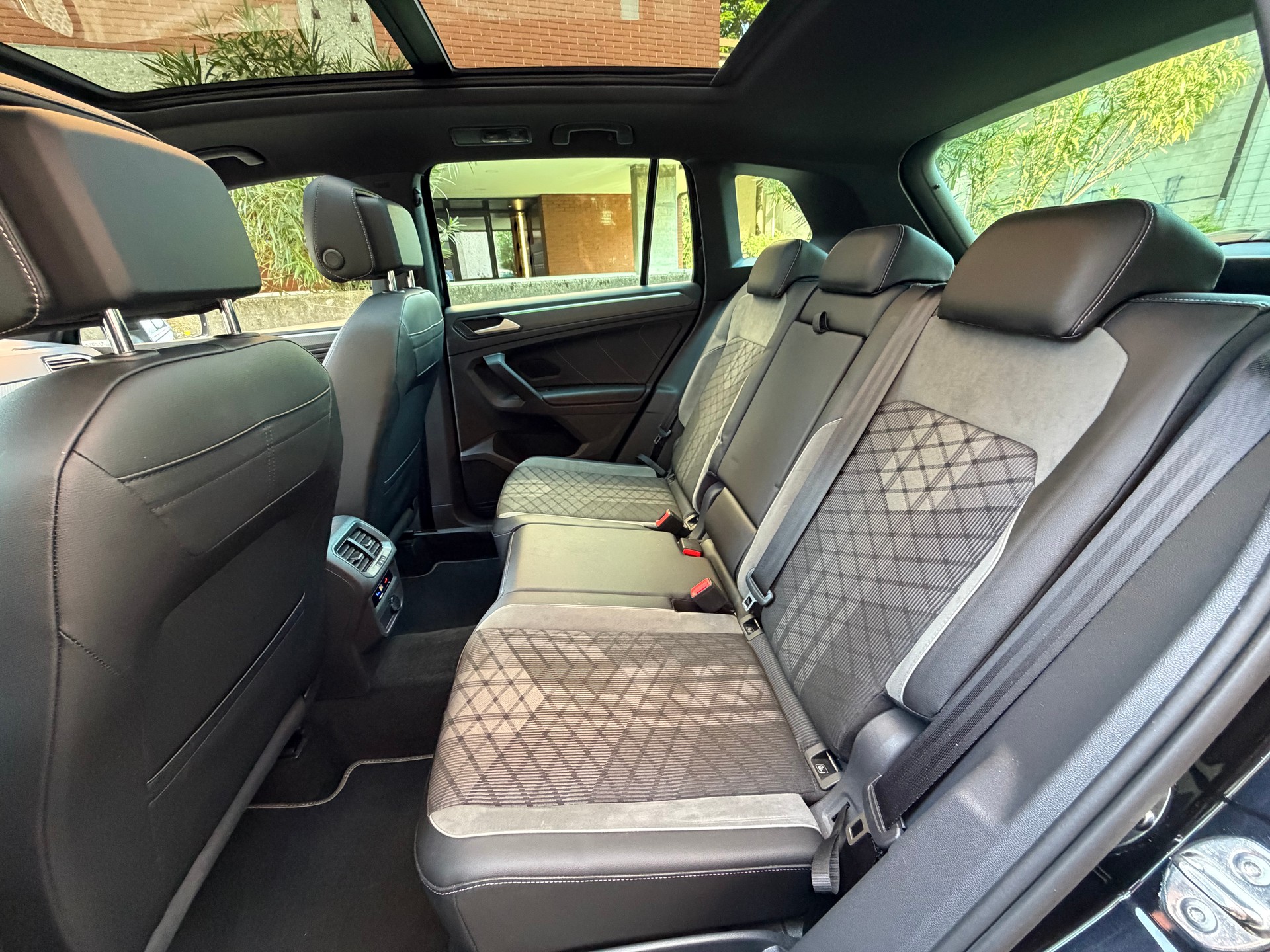 VW Tiguan 2.0TSI R-Line 4Motion DSG-image-12