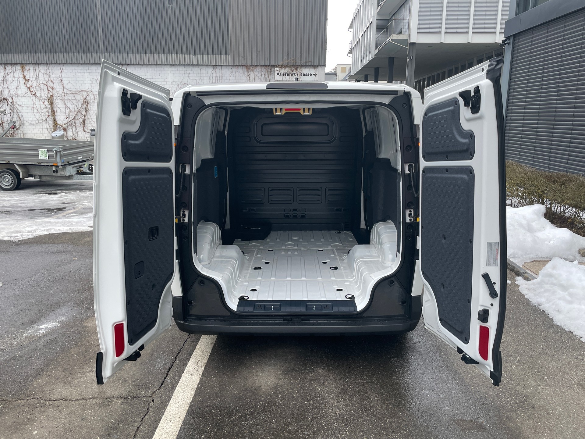 KIA PV5 Cargo 71.2 kWh Plus 2-Schiebetüren-image-5