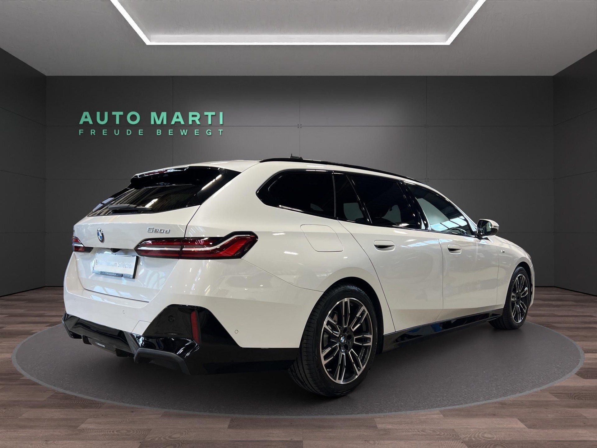 BMW 520d xDrive Touring M Sport-image-3