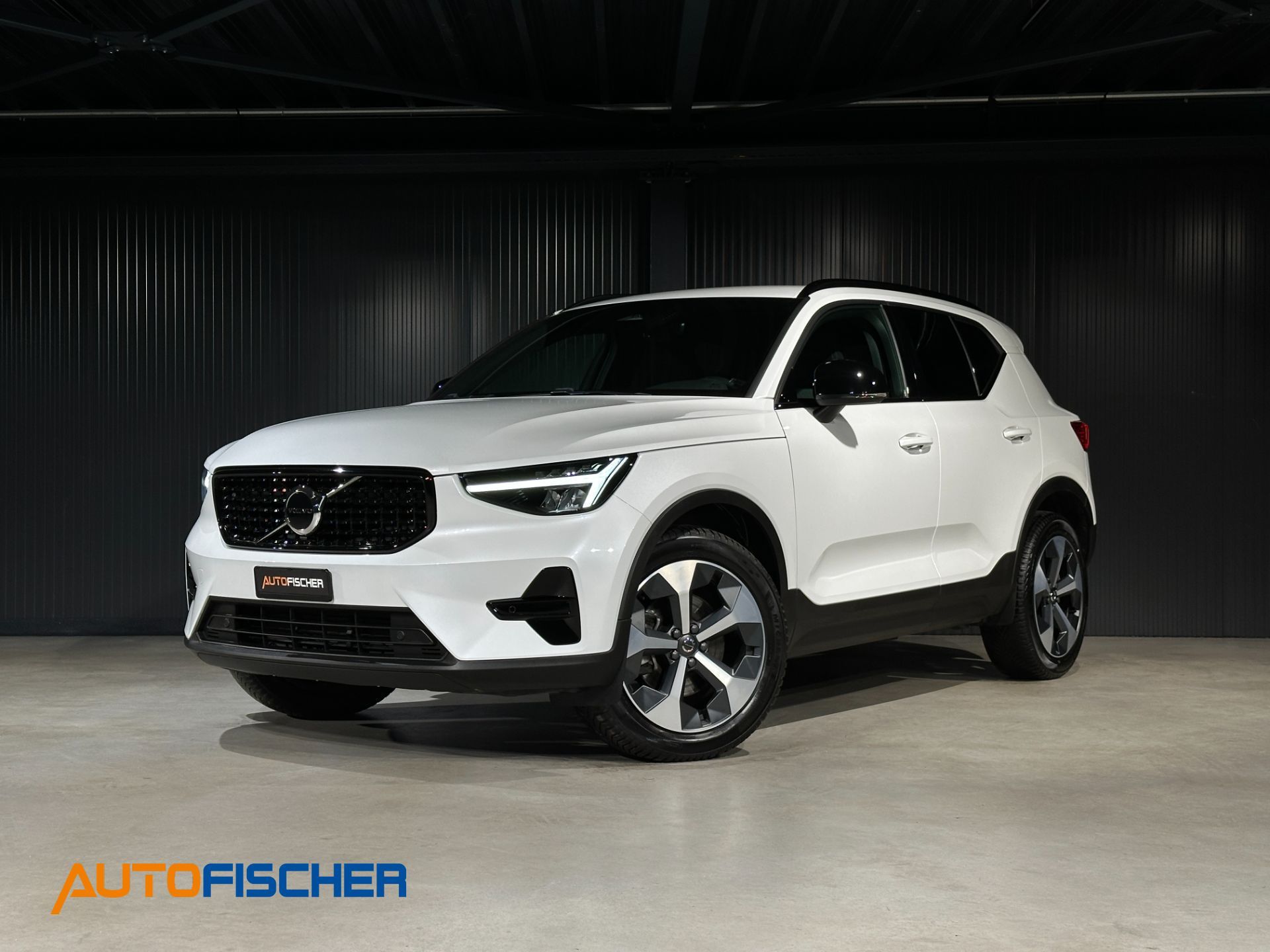 VOLVO XC40 B3 Benzin Mild Hybrid Plus Dark DCT-image-0