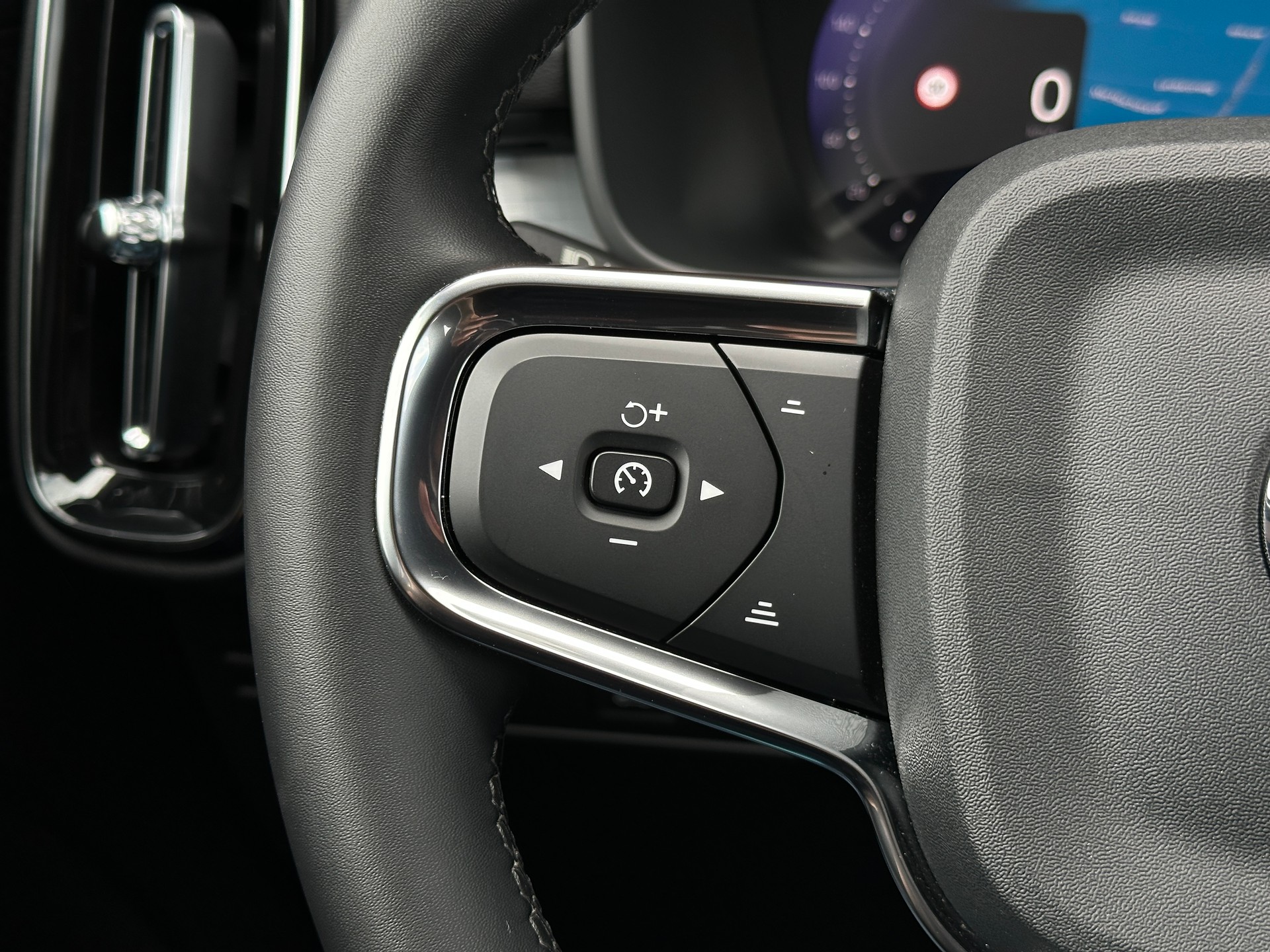 VOLVO XC40 B3 Benzin Mild Hybrid Plus Dark DCT-image-23