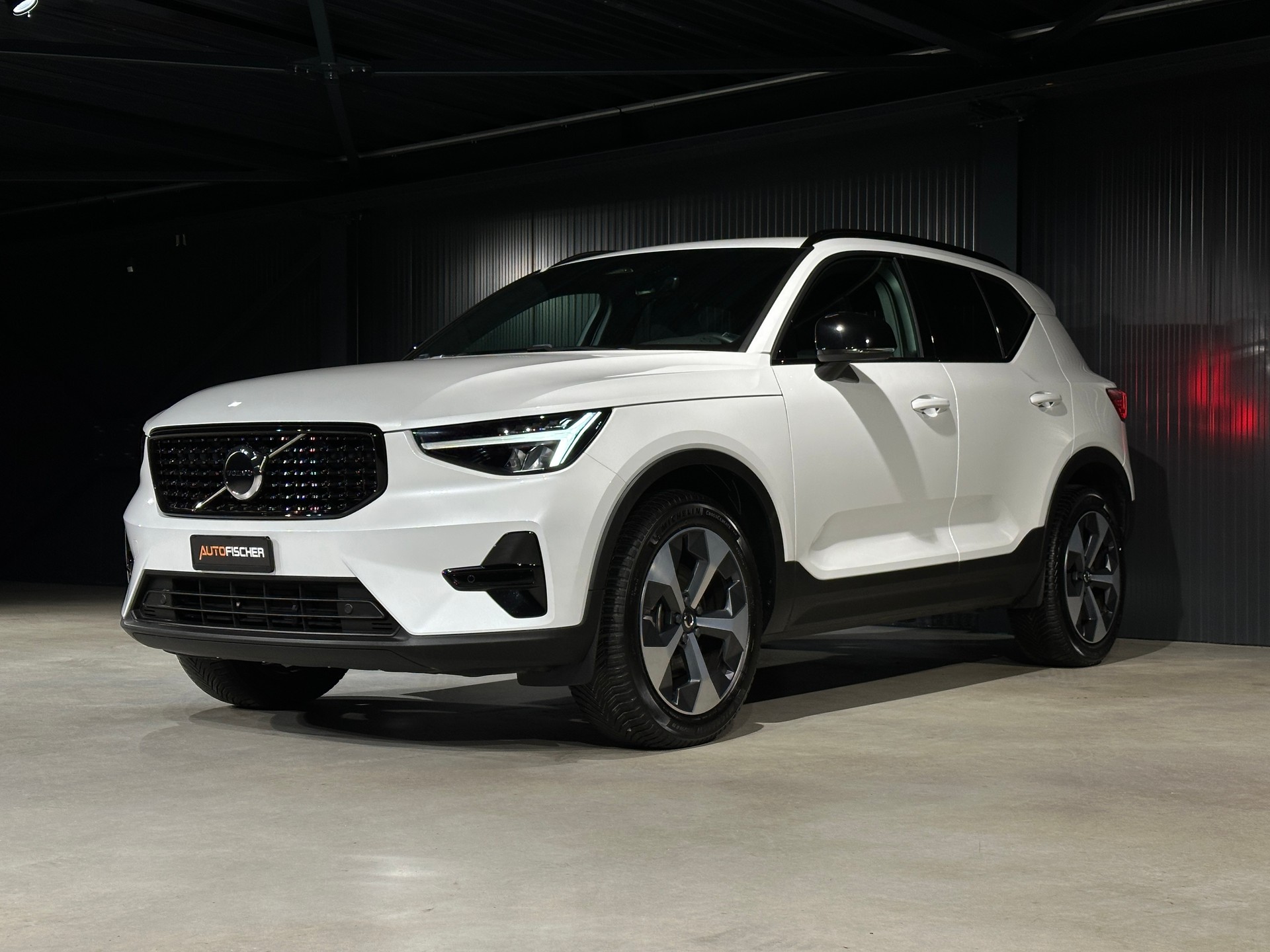 VOLVO XC40 B3 Benzin Mild Hybrid Plus Dark DCT-image-3