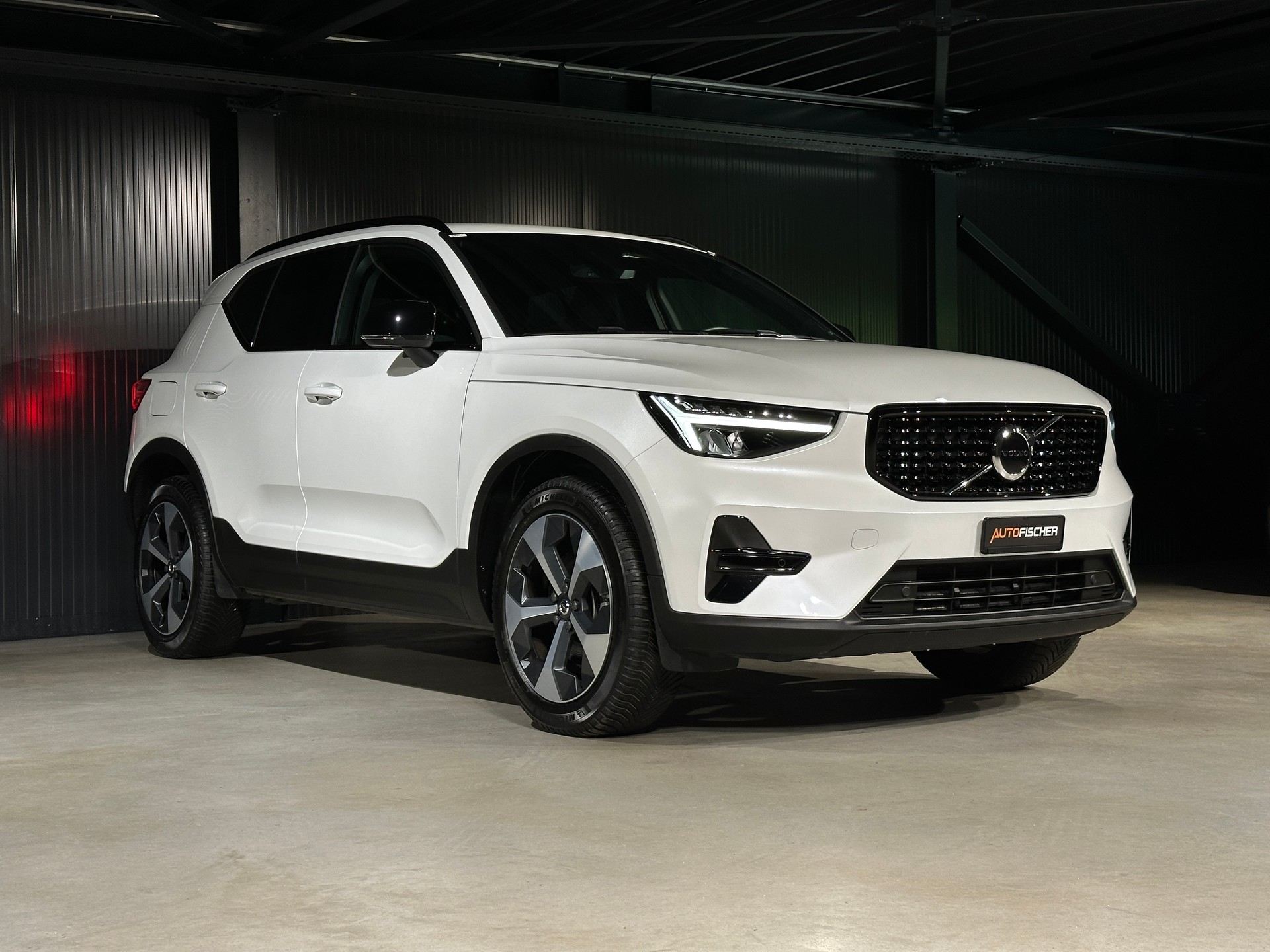 VOLVO XC40 B3 Benzin Mild Hybrid Plus Dark DCT-image-4