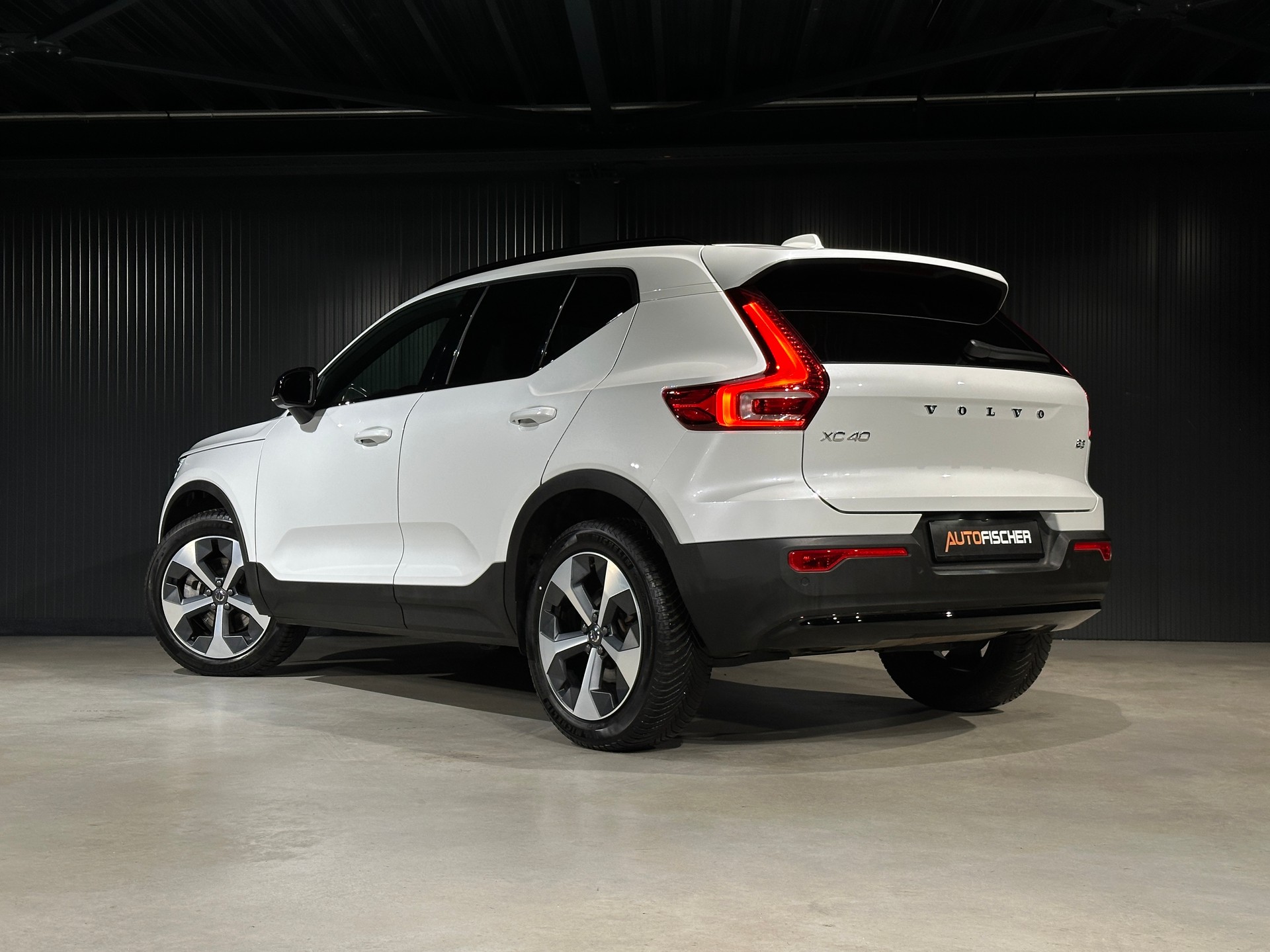 VOLVO XC40 B3 Benzin Mild Hybrid Plus Dark DCT-image-1