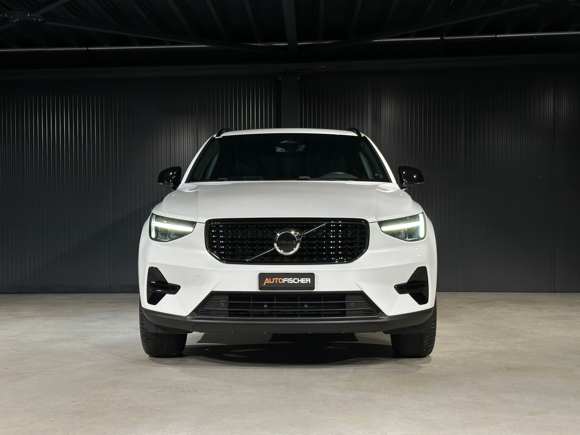VOLVO XC40 B3 Benzin Mild Hybrid Plus Dark DCT-image-2