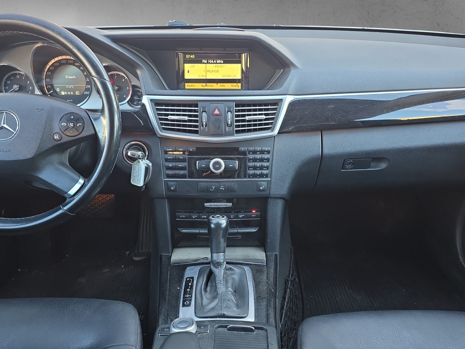 MERCEDES-BENZ E 220 CDI BlueEfficiency Avantgarde Automatic-image-12