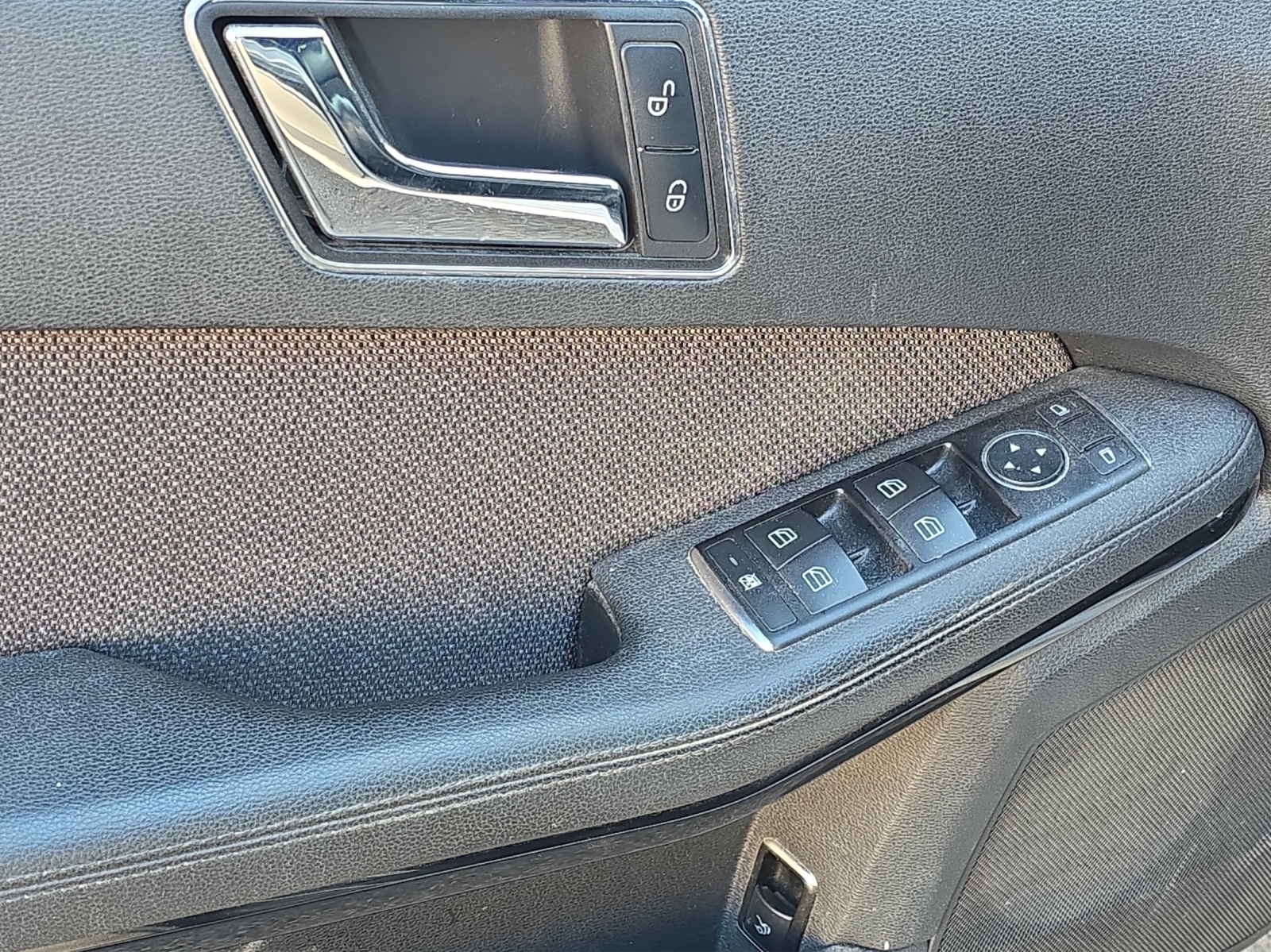 MERCEDES-BENZ E 220 CDI BlueEfficiency Avantgarde Automatic-image-23