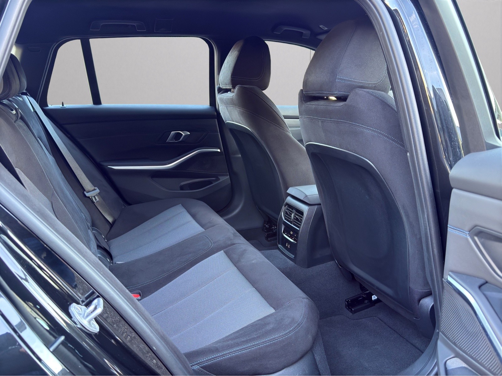 BMW 330i Touring xDrive Steptronic M Sport-image-12