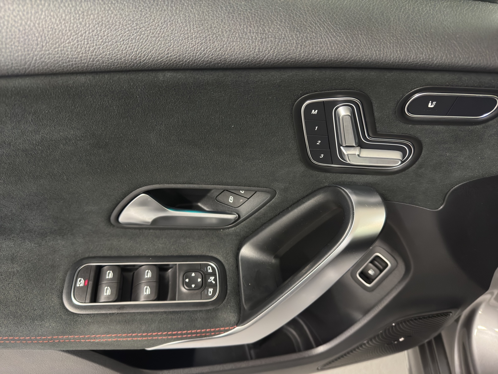 MERCEDES-BENZ A 250 e AMG Line-image-6
