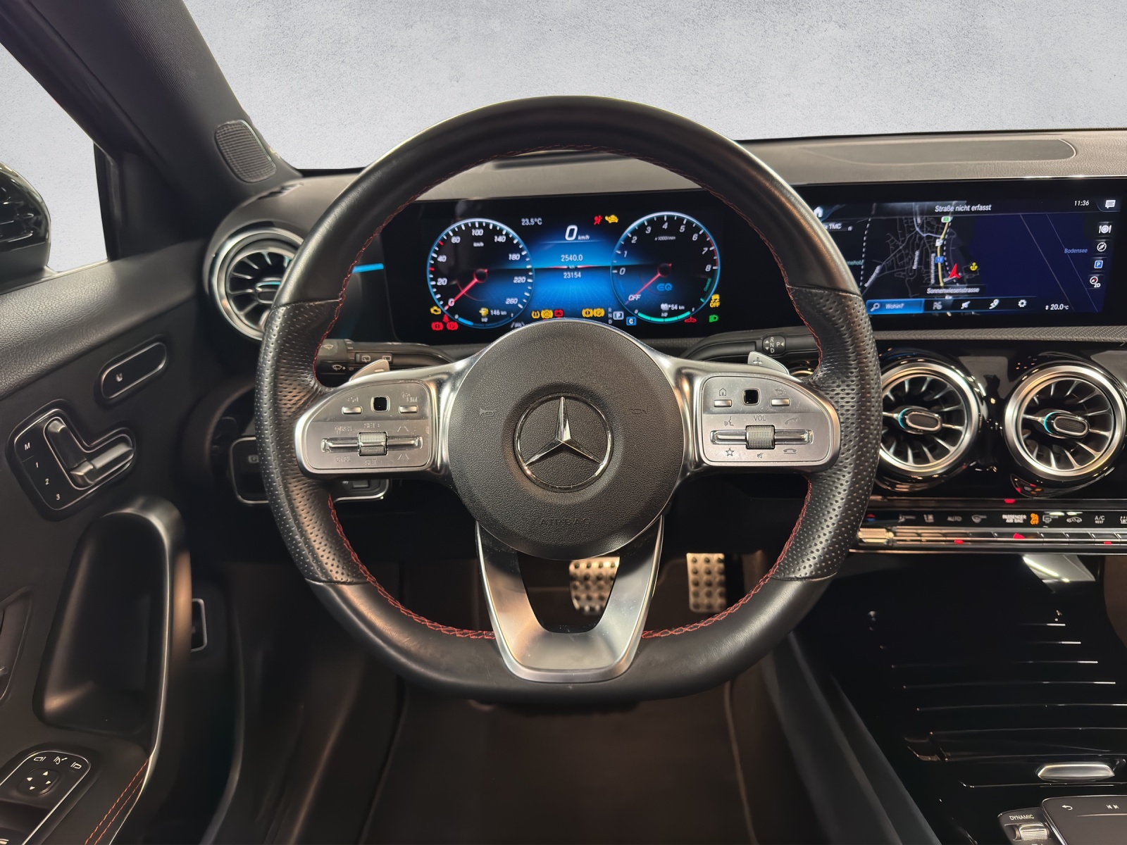 MERCEDES-BENZ A 250 e AMG Line-image-12