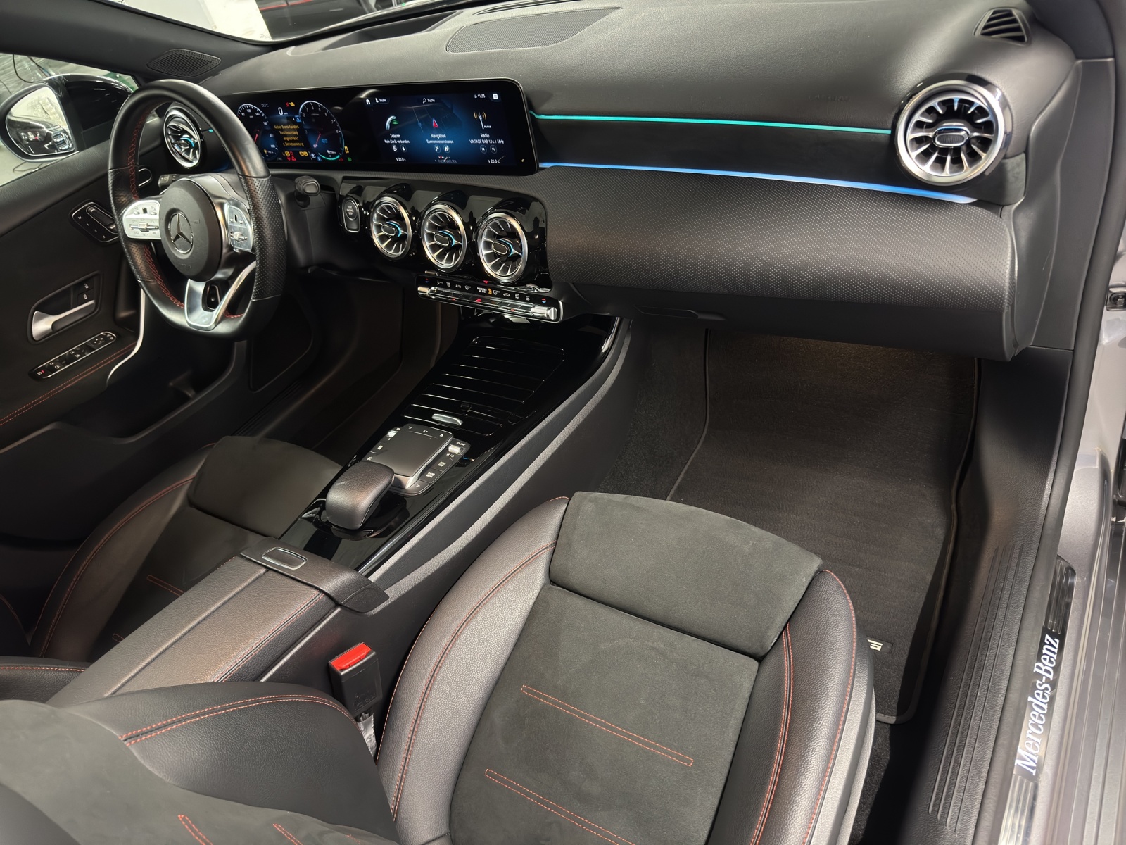 MERCEDES-BENZ A 250 e AMG Line-image-11