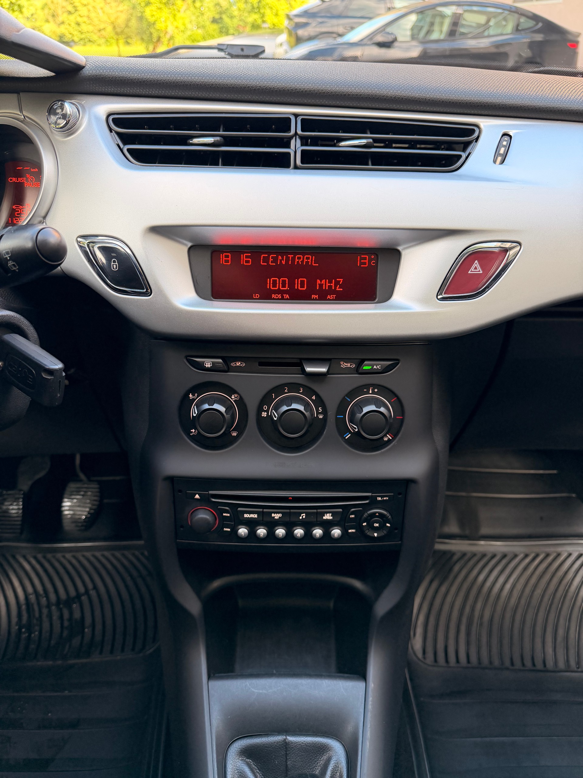 CITROEN C3 1.4i Chic-image-10