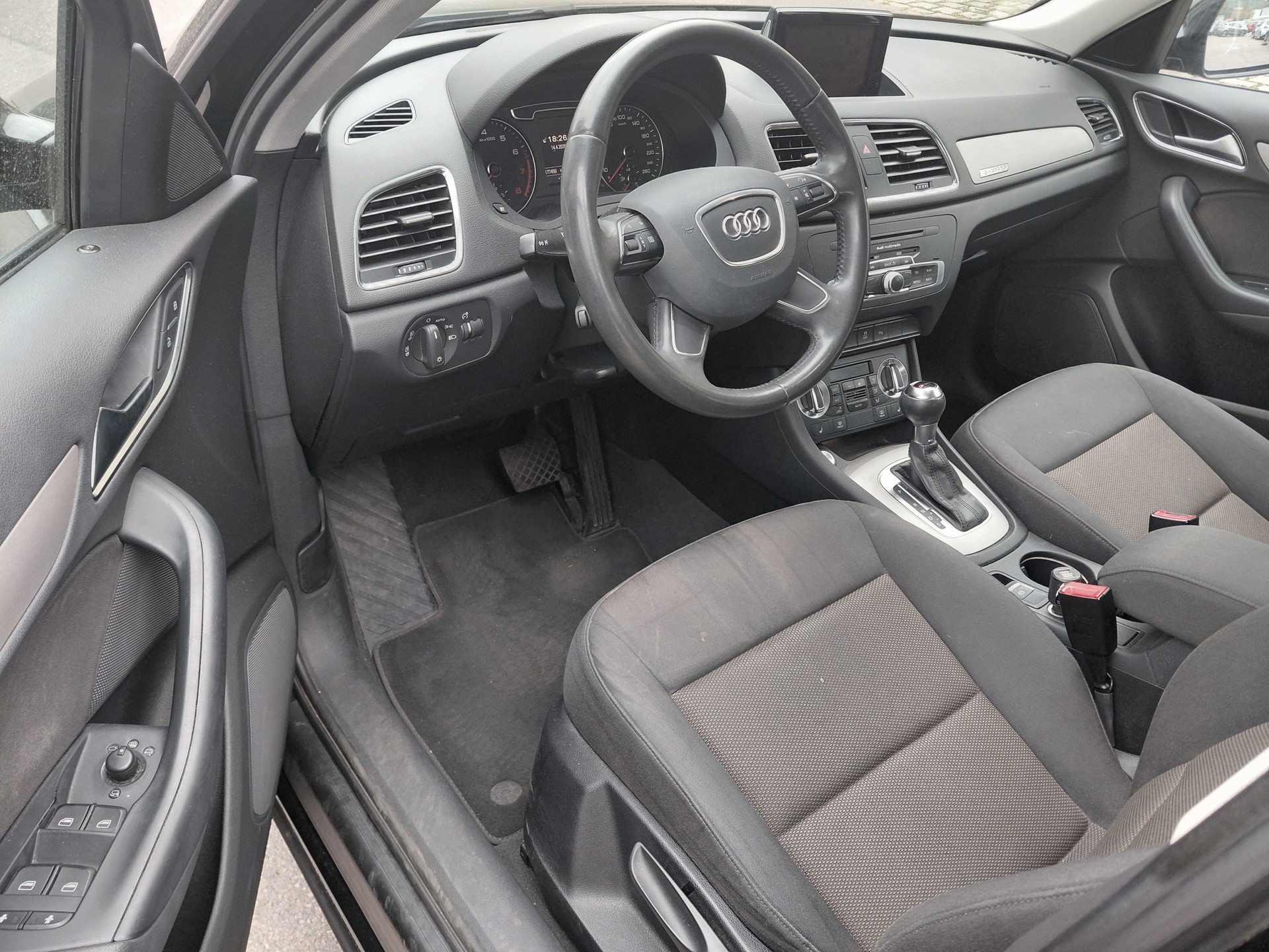 AUDI Q3 2.0 TFSI quattro S-tronic-image-10
