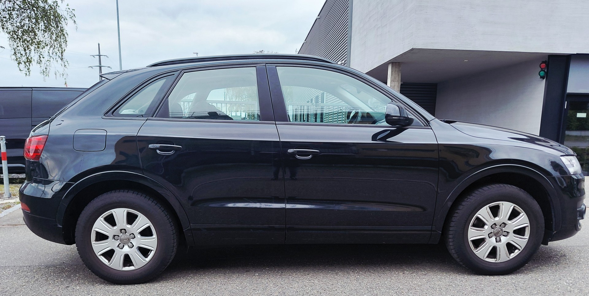 AUDI Q3 2.0 TFSI quattro S-tronic-image-3