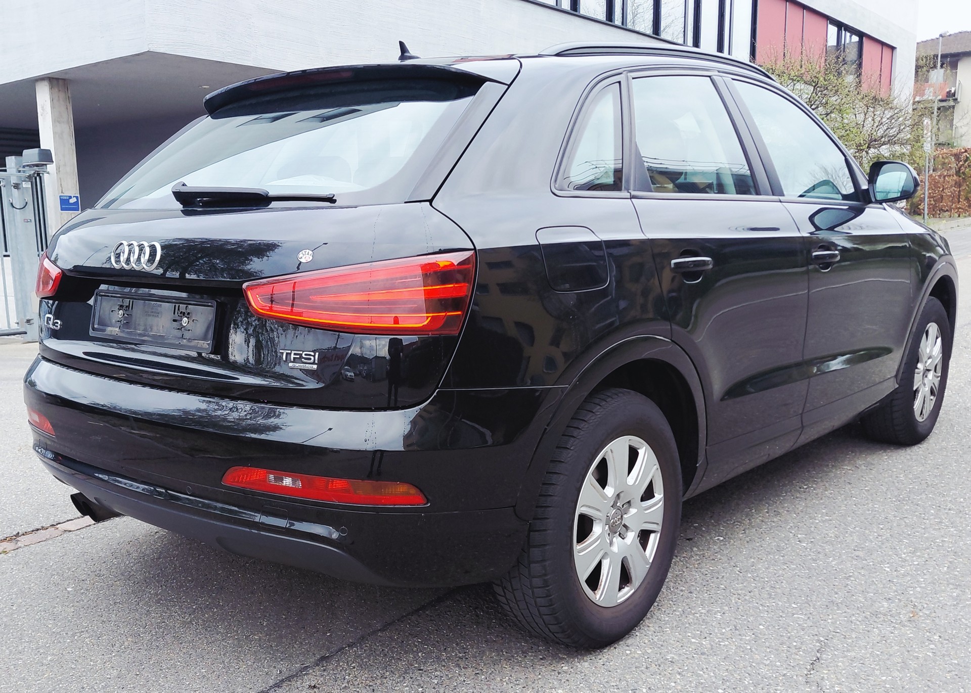 AUDI Q3 2.0 TFSI quattro S-tronic-image-5