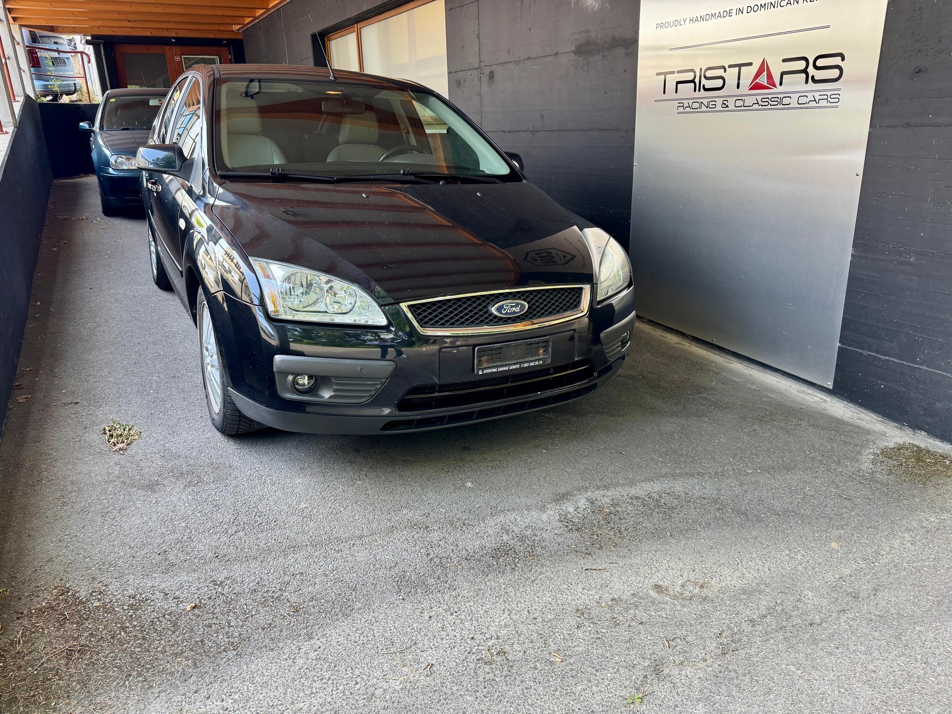 FORD Focus 2.0i Ghia-image-0
