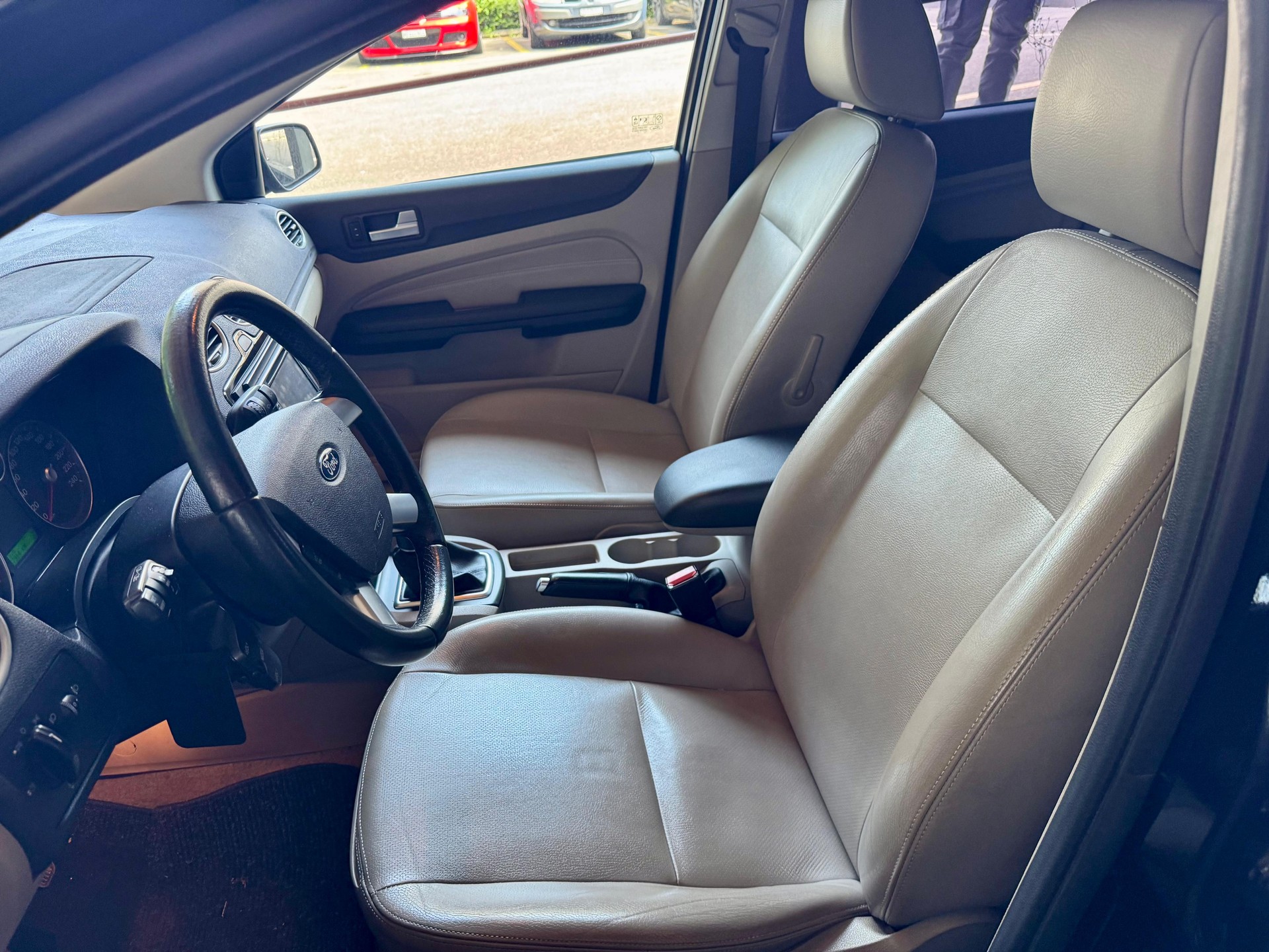 FORD Focus 2.0i Ghia-image-7