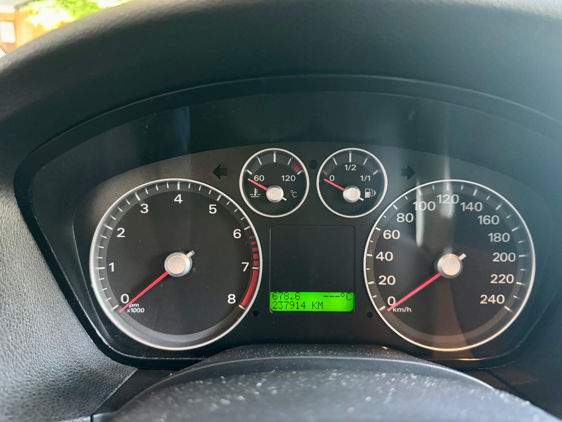 FORD Focus 2.0i Ghia-image-10