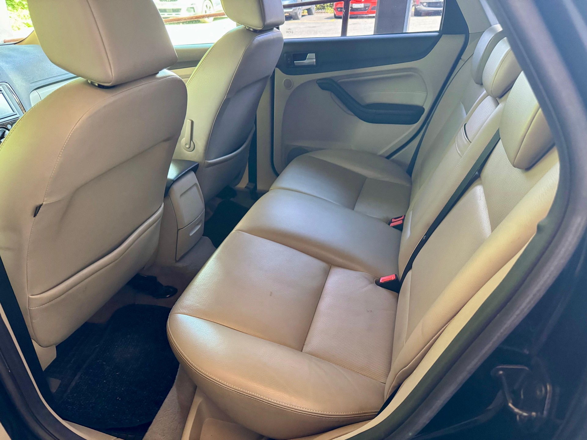 FORD Focus 2.0i Ghia-image-9