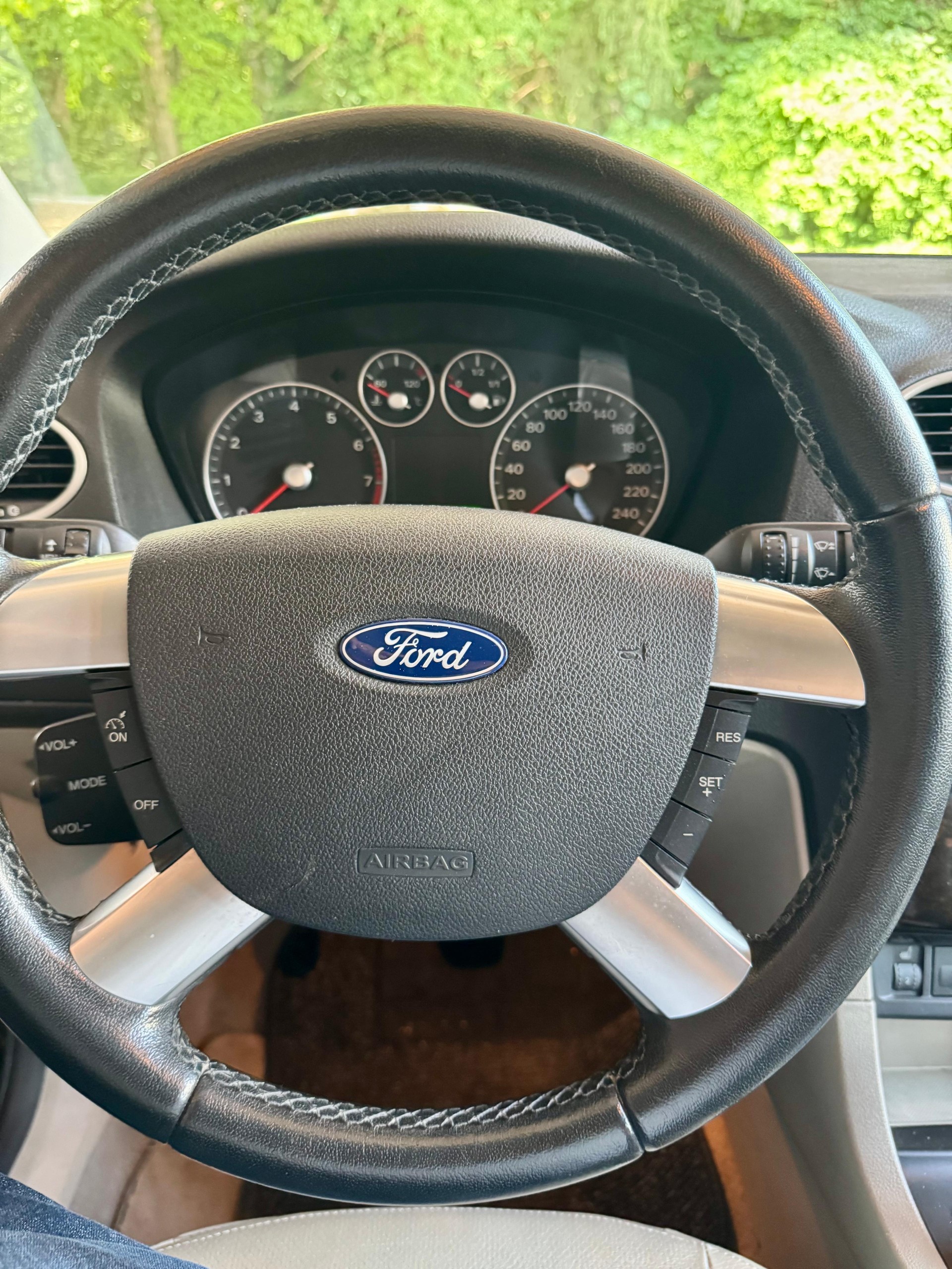 FORD Focus 2.0i Ghia-image-11