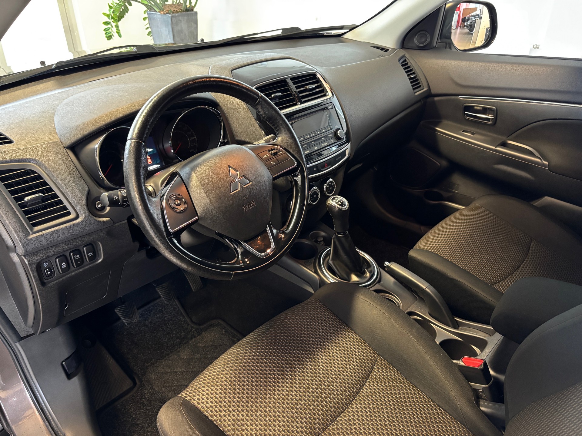 MITSUBISHI ASX 1.6 Value 2WD-image-4