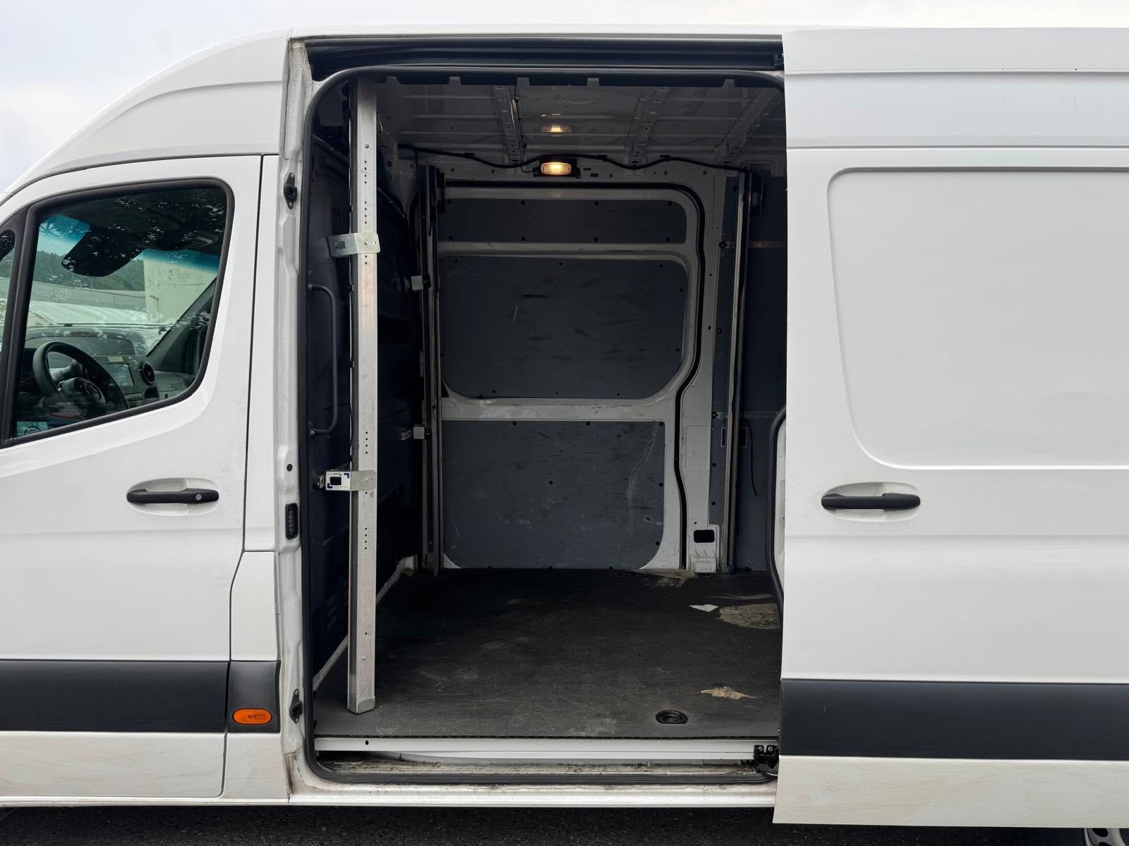MERCEDES-BENZ Sprinter 314 CDI Standard 9G-TRONIC FWD-image-6
