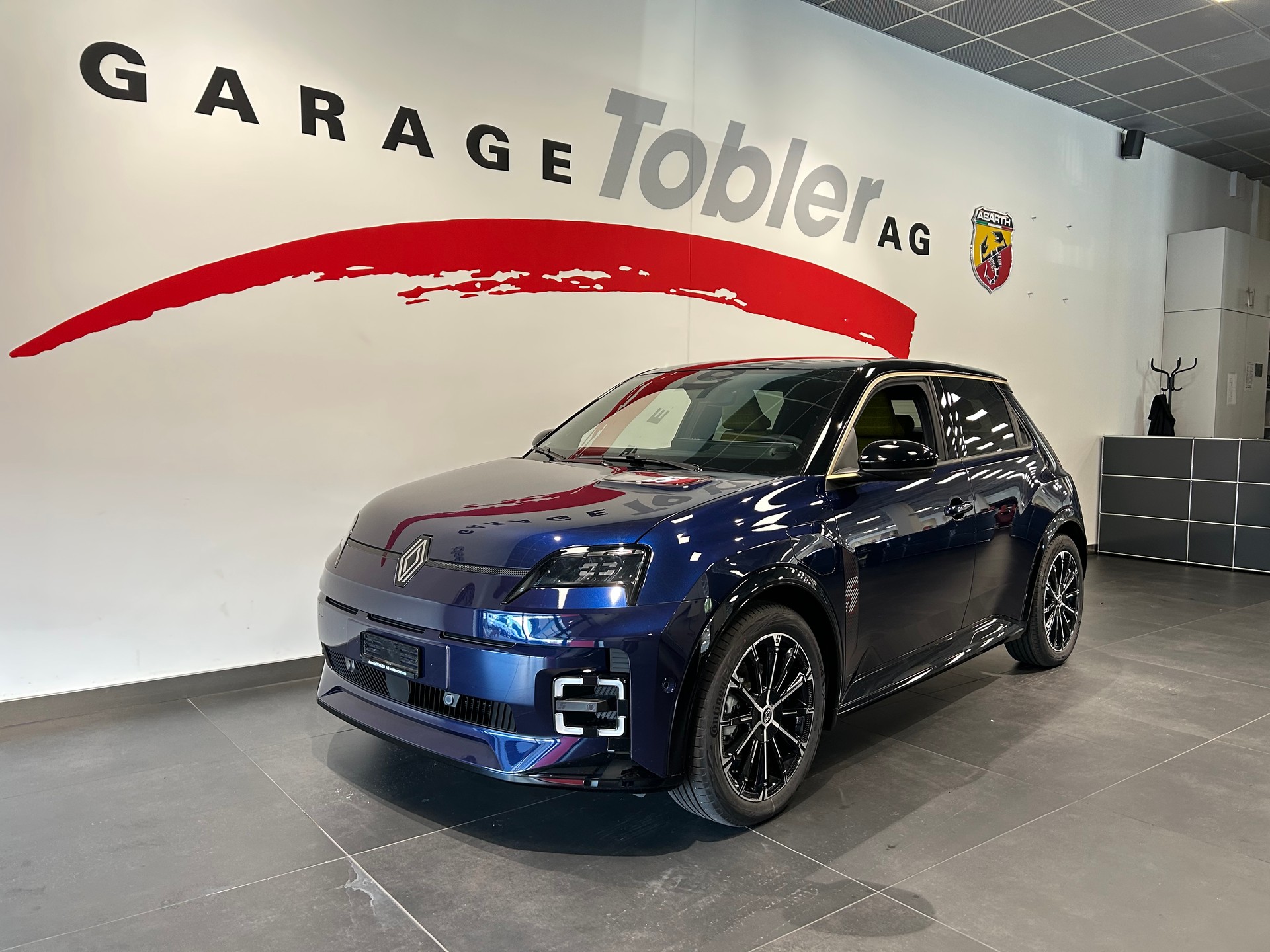 RENAULT R5 E-Tech Comfort Range 52 kWh Iconic Five-showroom-element-1