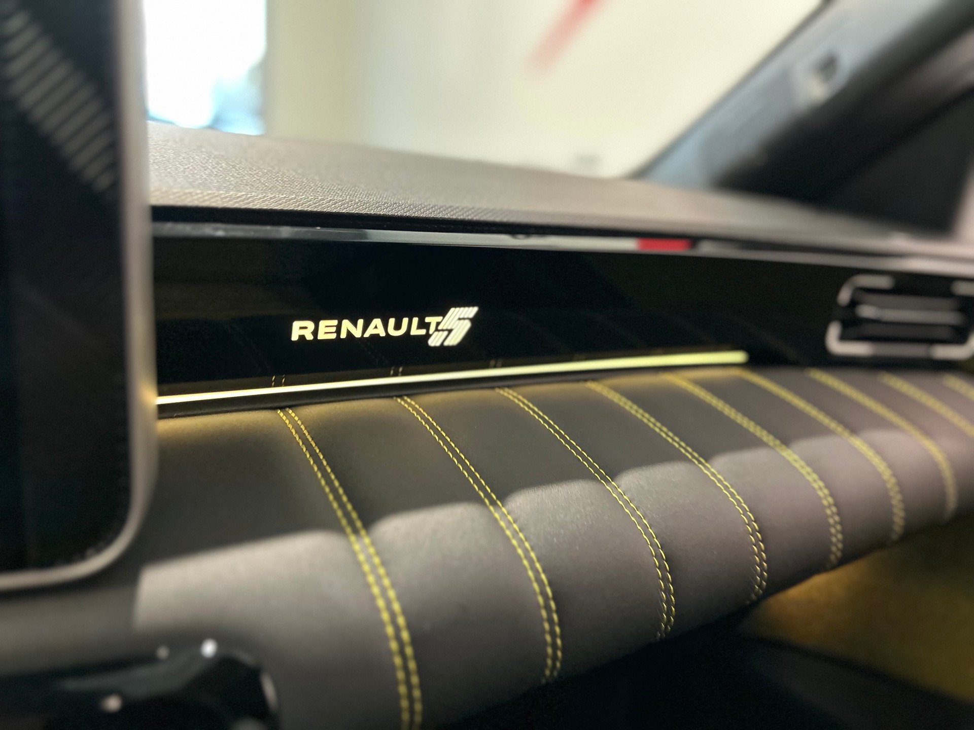 RENAULT R5 E-Tech Comfort Range 52 kWh Iconic Five-image-14
