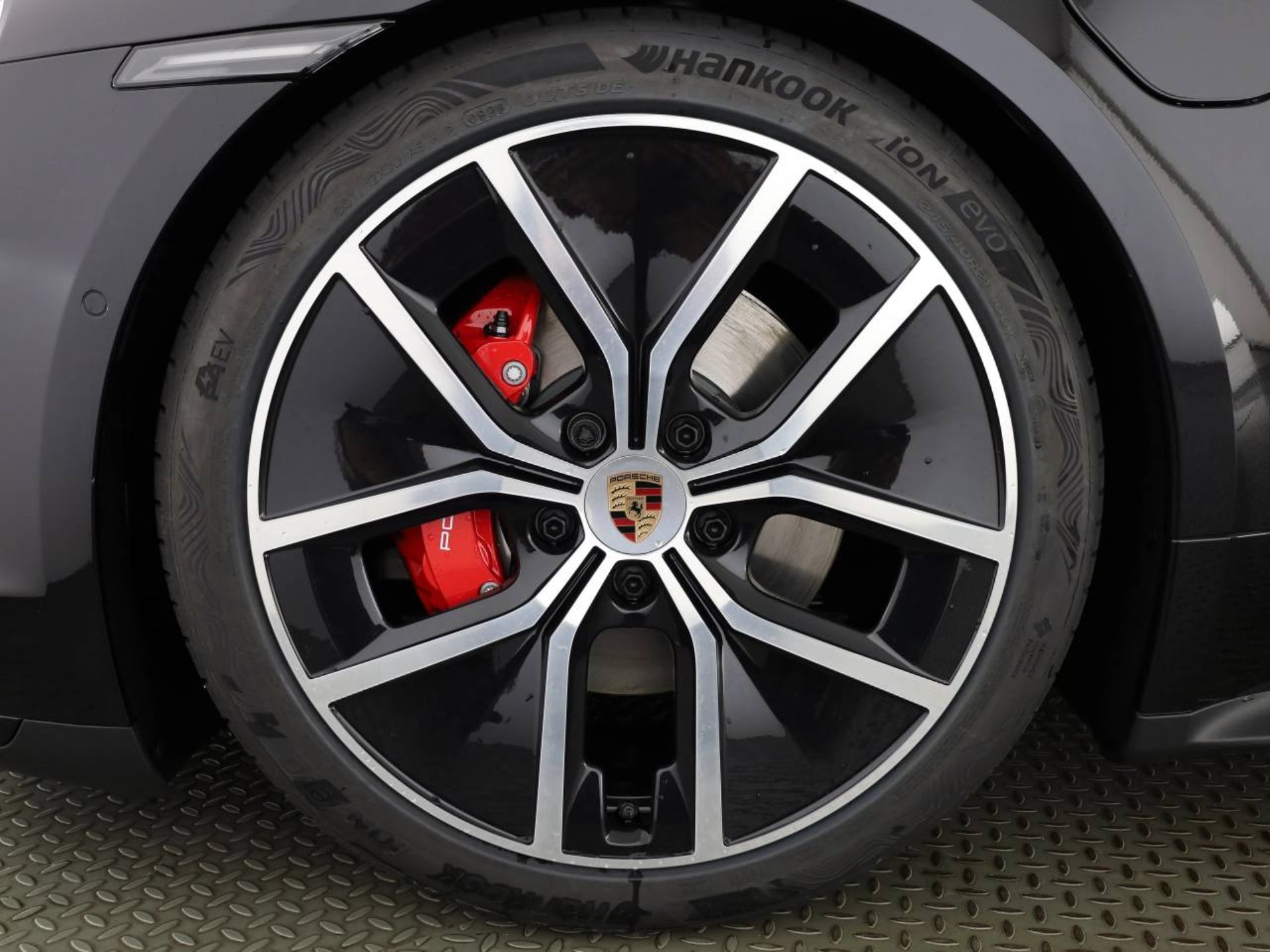 PORSCHE Taycan 4S Sport Turismo Black Edition-image-25
