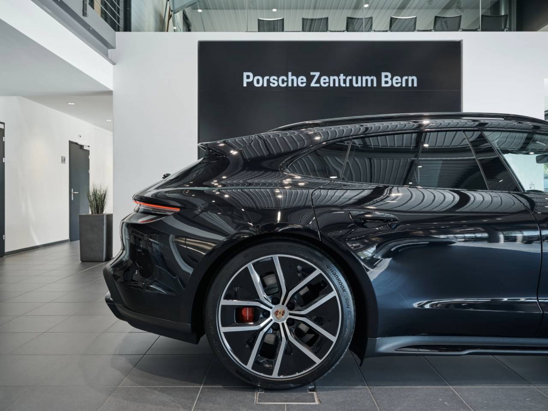 PORSCHE Taycan 4S Sport Turismo Black Edition-image-11
