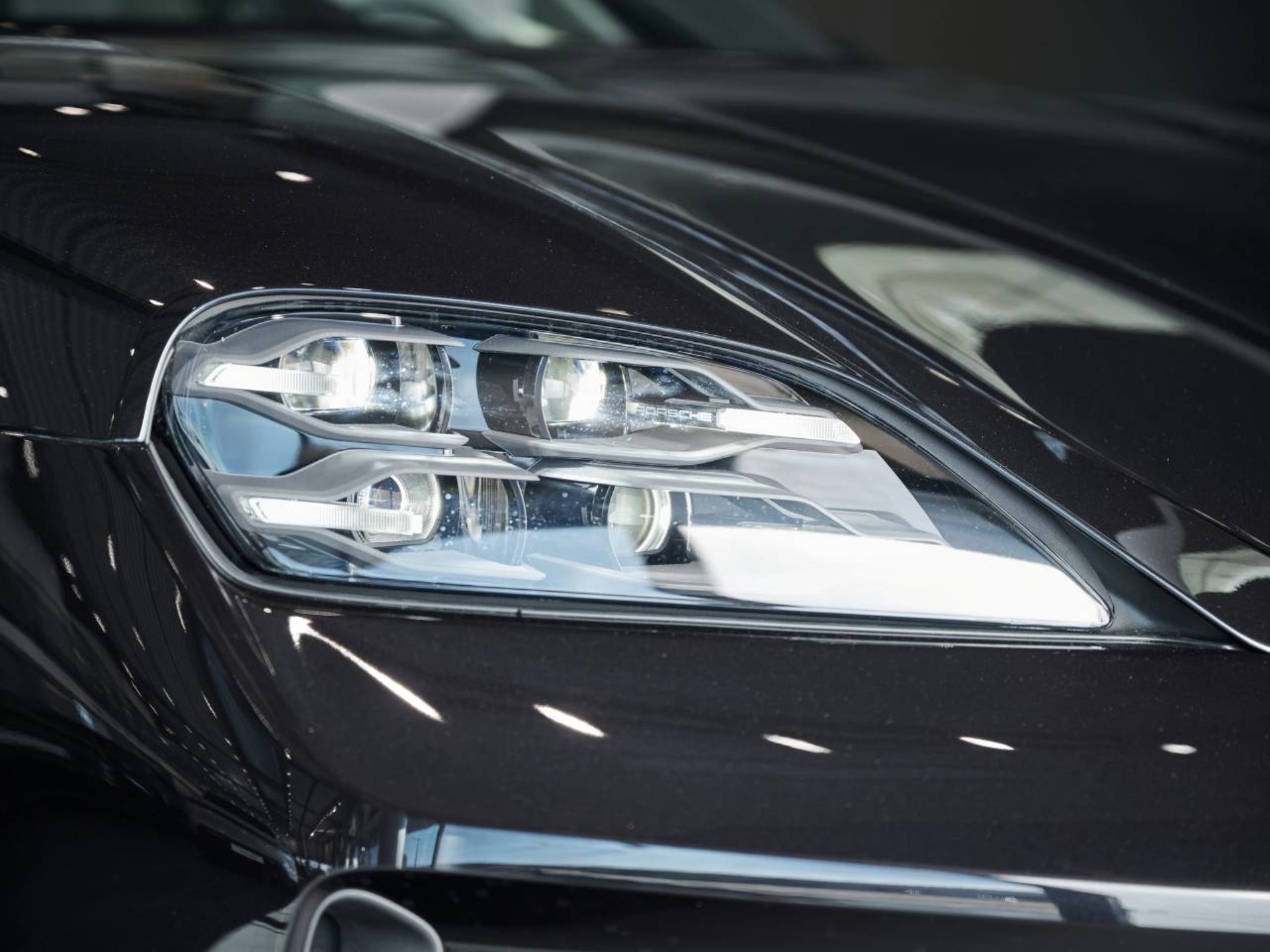 PORSCHE Taycan 4S Sport Turismo Black Edition-image-24