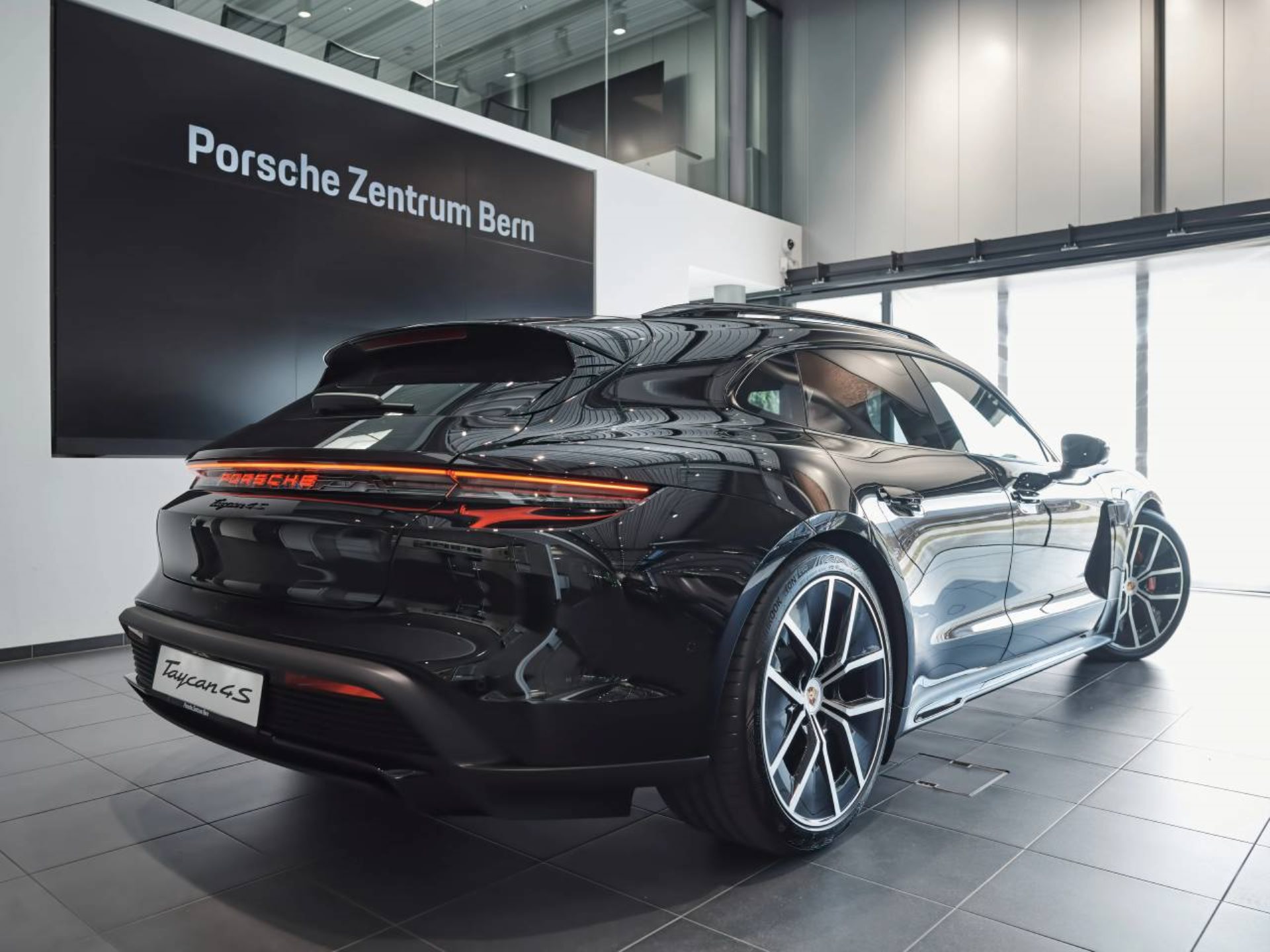 PORSCHE Taycan 4S Sport Turismo Black Edition-image-2
