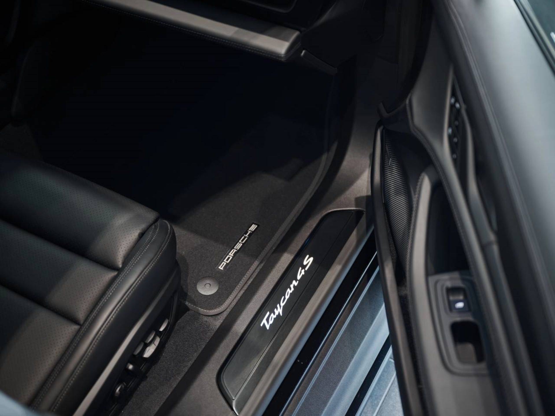 PORSCHE Taycan 4S Sport Turismo Black Edition-image-22