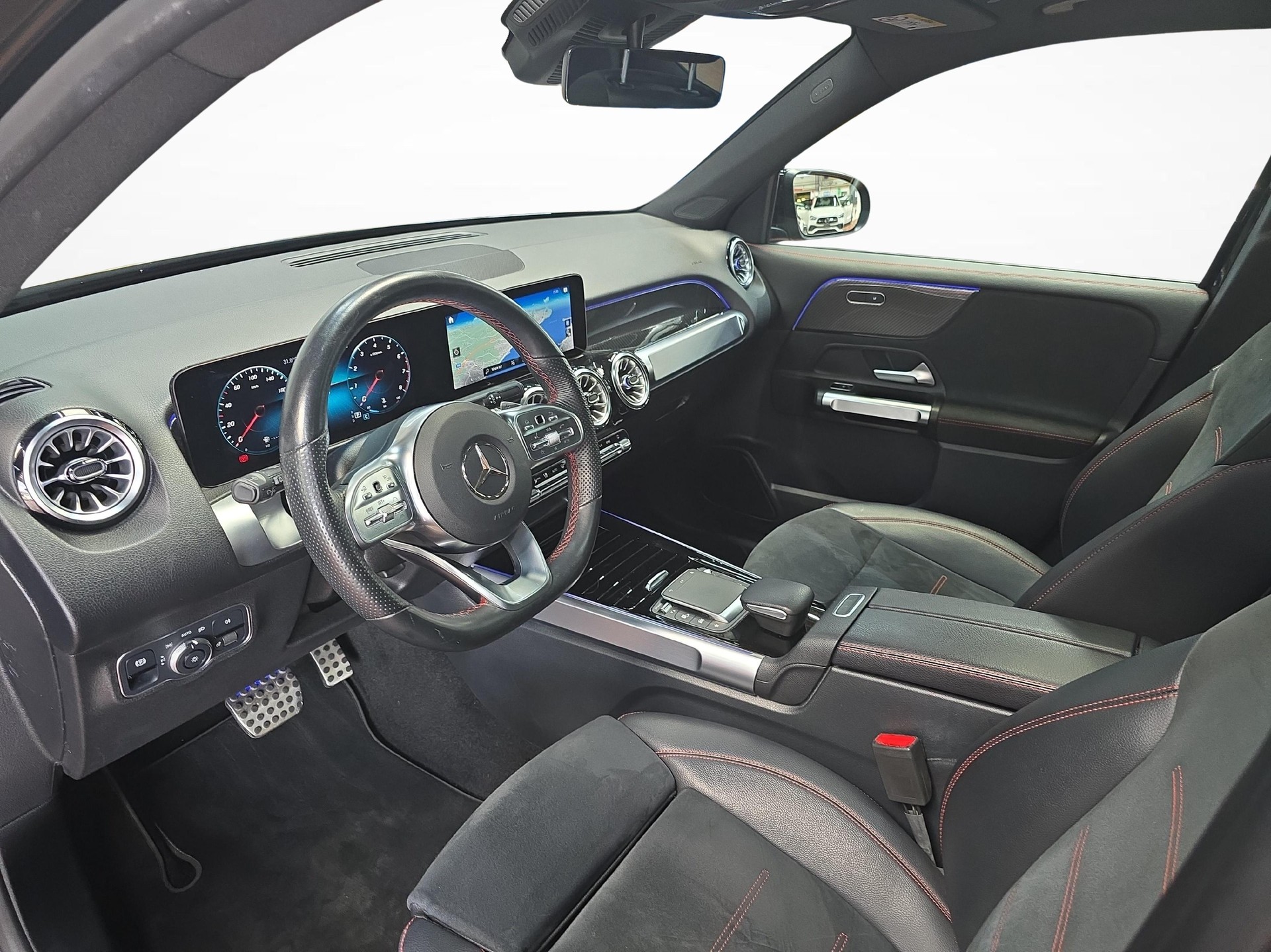 MERCEDES-BENZ GLB 250 4MATIC AMG Line-image-4