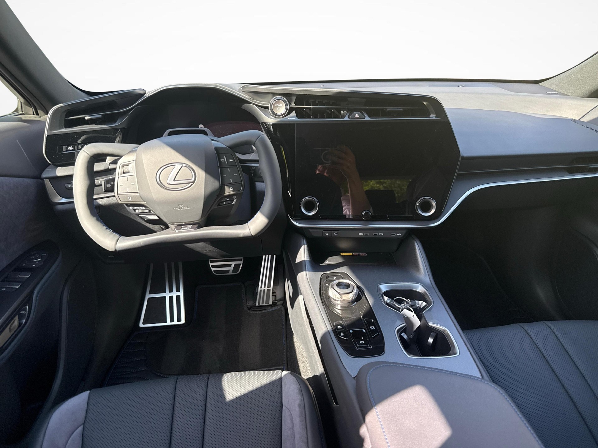LEXUS RZ 550e F Sport-image-8