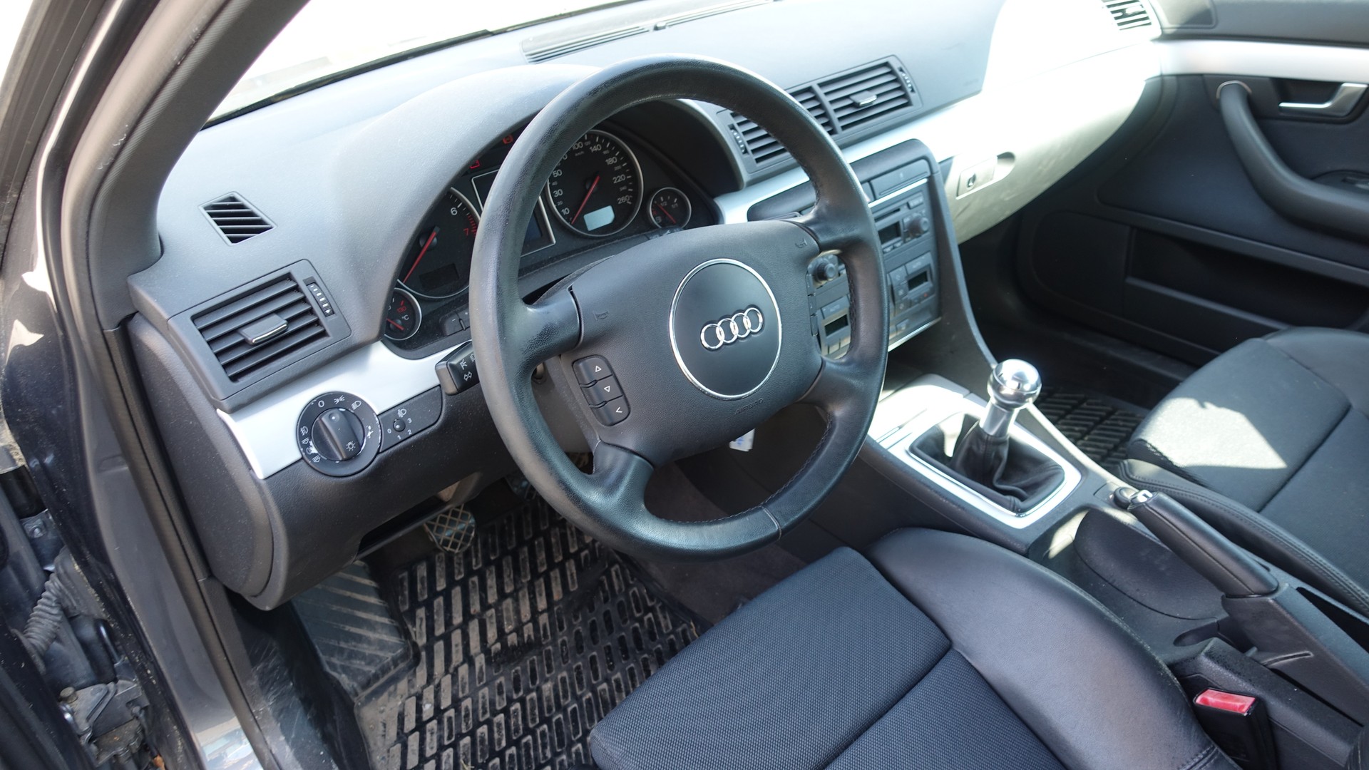 AUDI A4 1.8 T-image-8