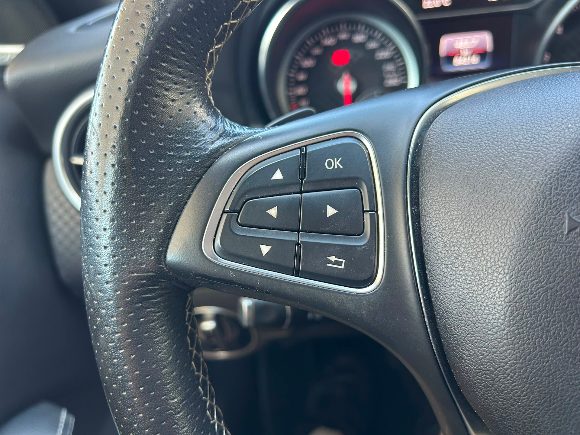 MERCEDES-BENZ A 200 Urban 7G-DCT-image-9