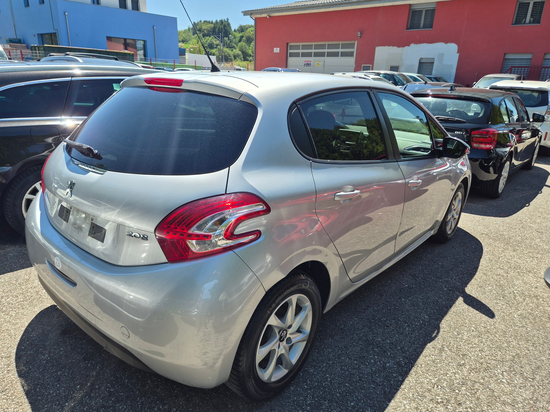 PEUGEOT 208 1.2 VTI Style-image-6