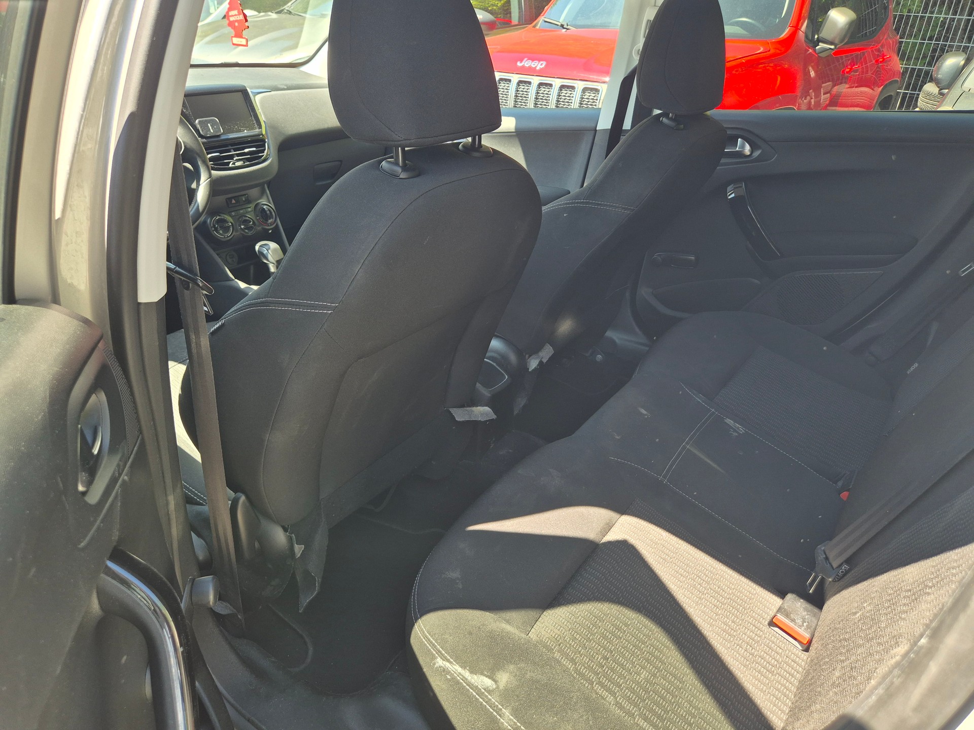 PEUGEOT 208 1.2 VTI Style-image-7