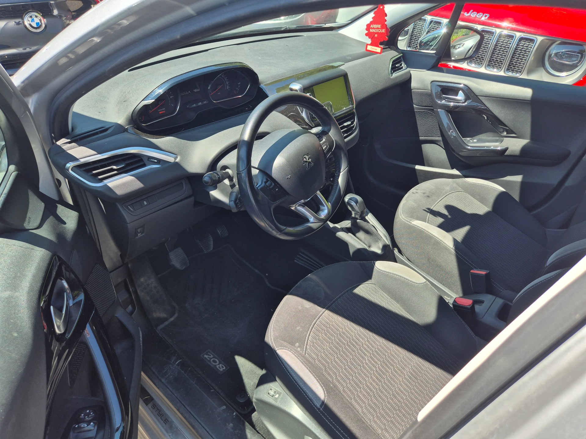 PEUGEOT 208 1.2 VTI Style-image-1