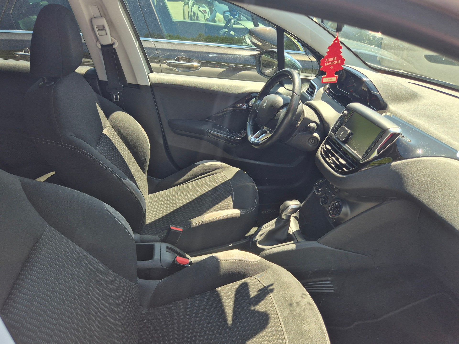 PEUGEOT 208 1.2 VTI Style-image-4